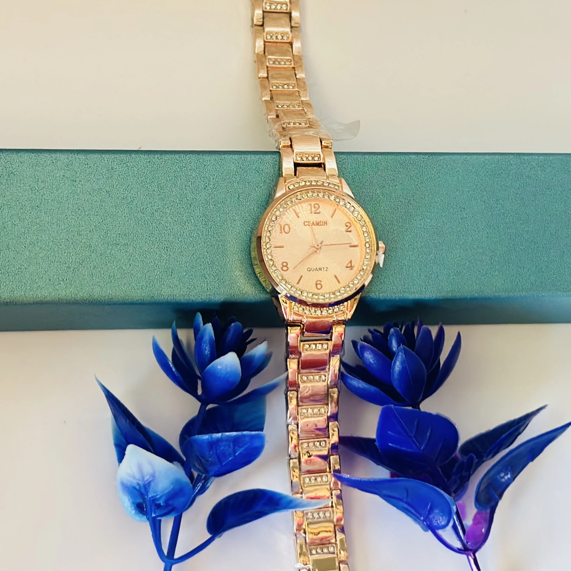 Rose gold women's analog quartz wrist watch