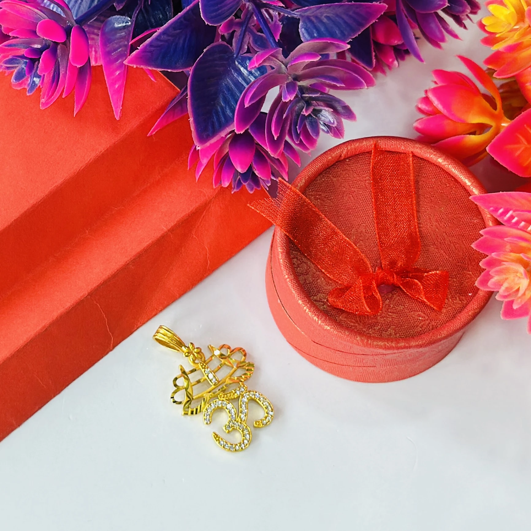 Gold tone Om symbol pendant
