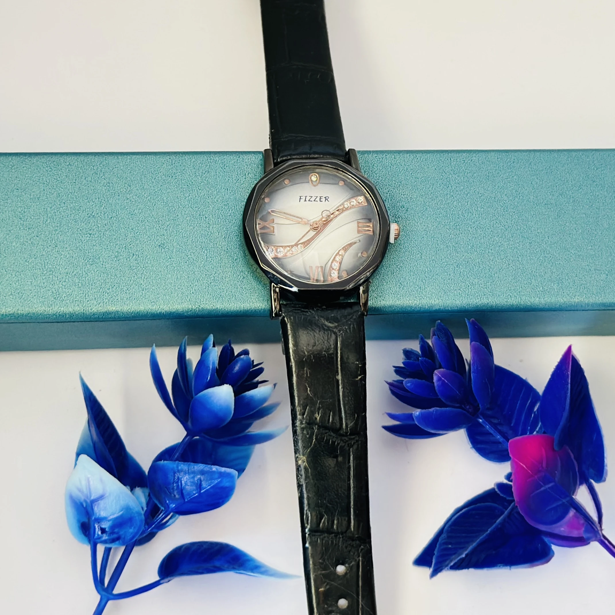 Fizzler women's analog quartz wrist watch
