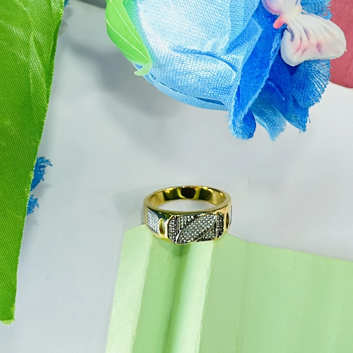 Yellow gold and diamond men's ring.