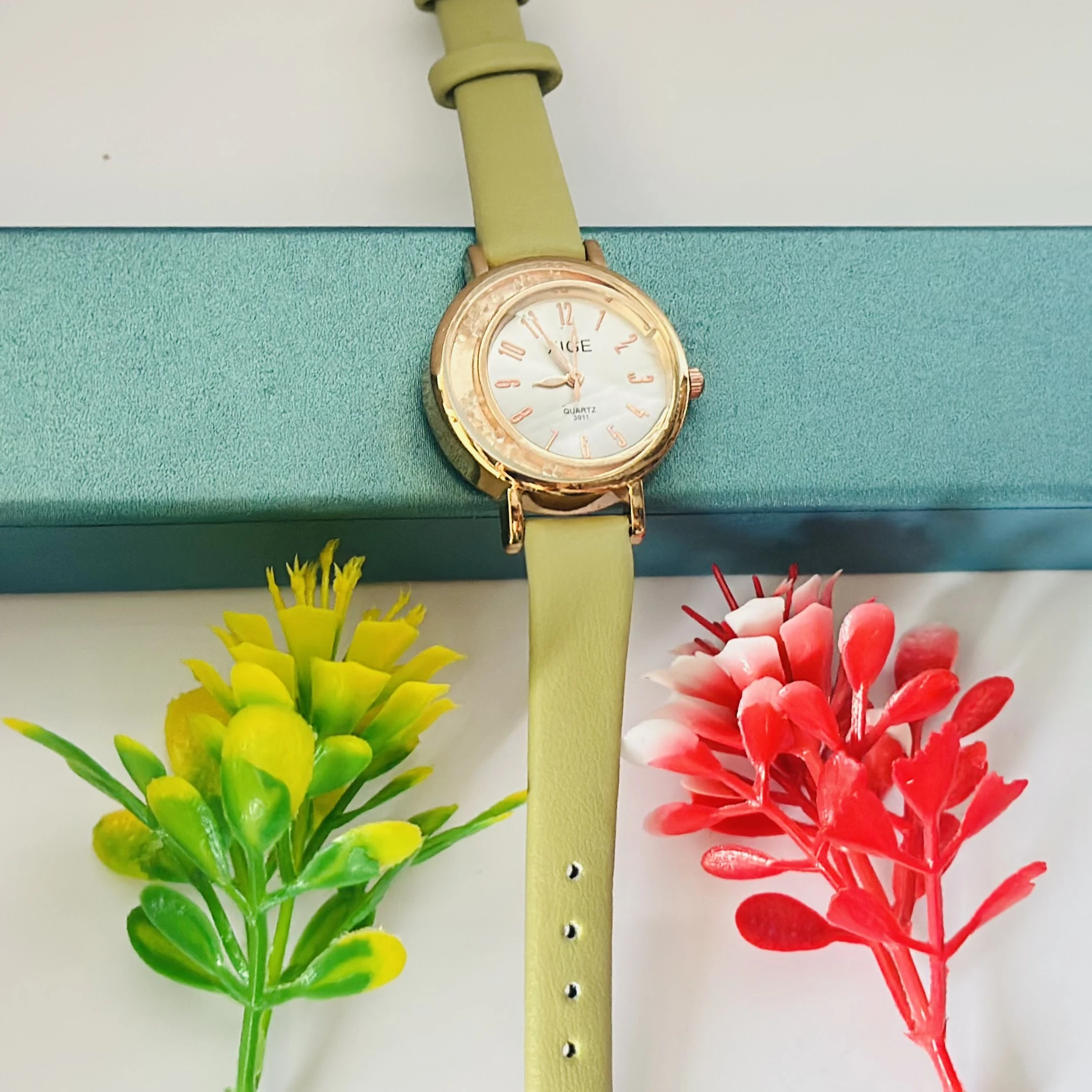Analog quartz watch for women