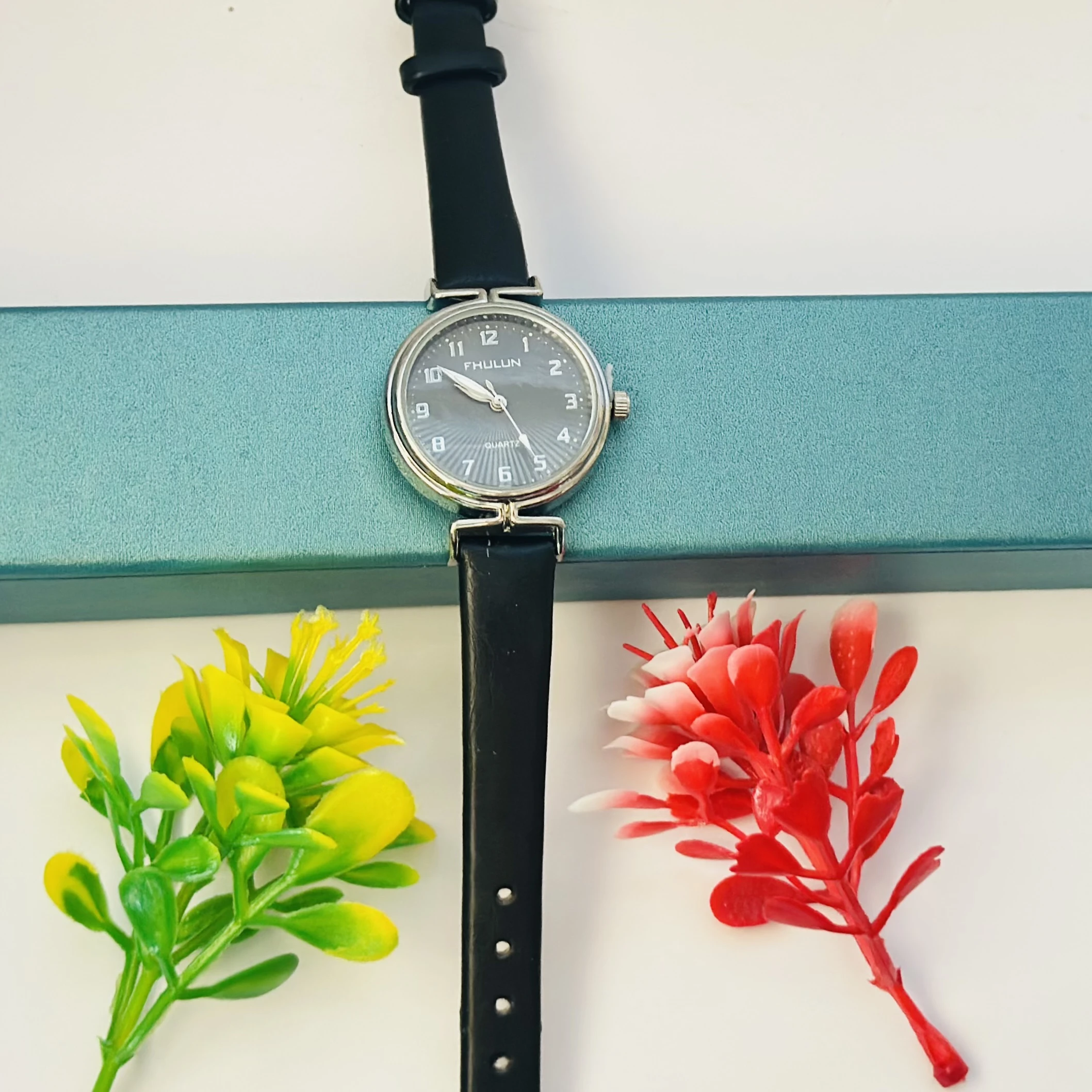 Analog quartz watch for women
