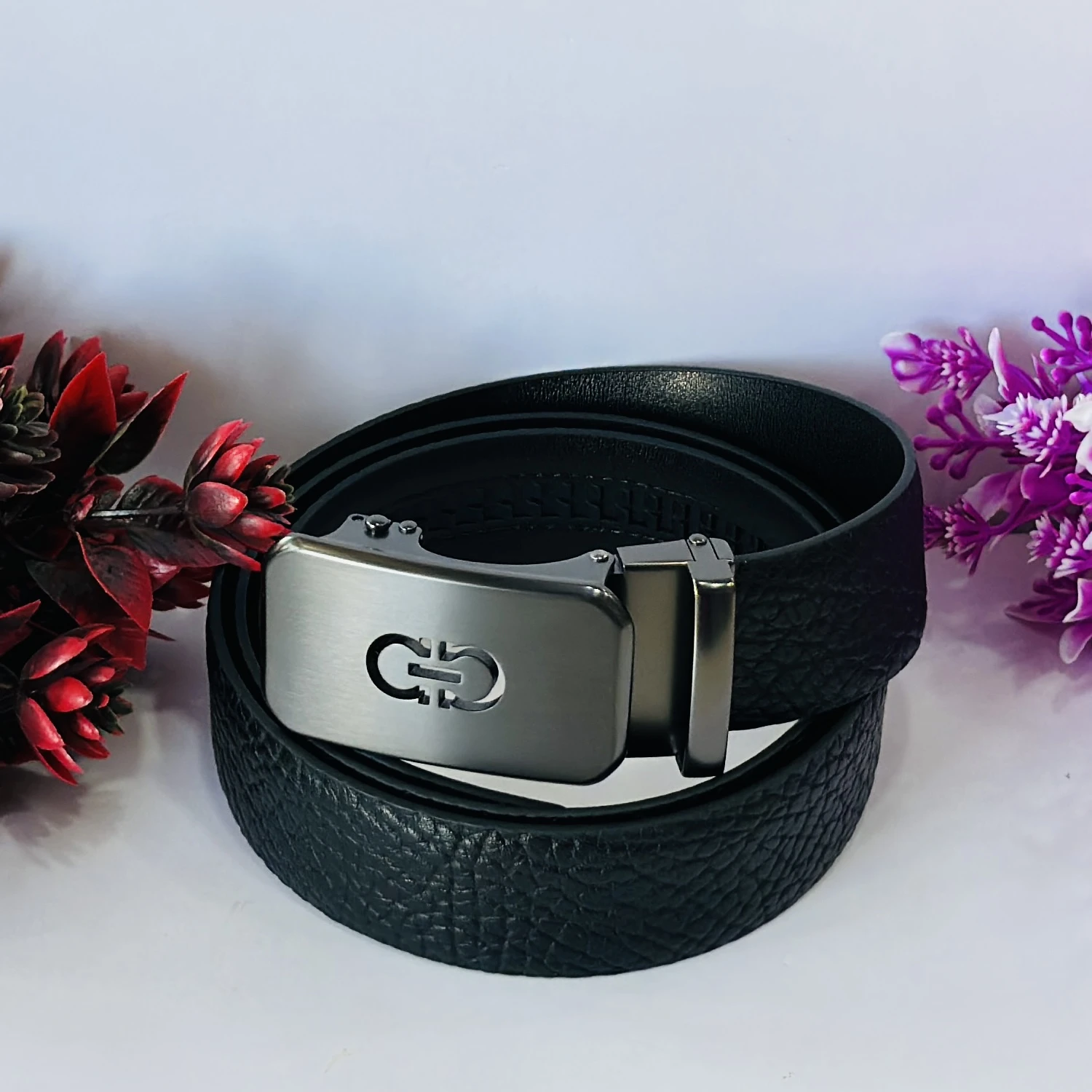 Leather belt with an automatic buckle.