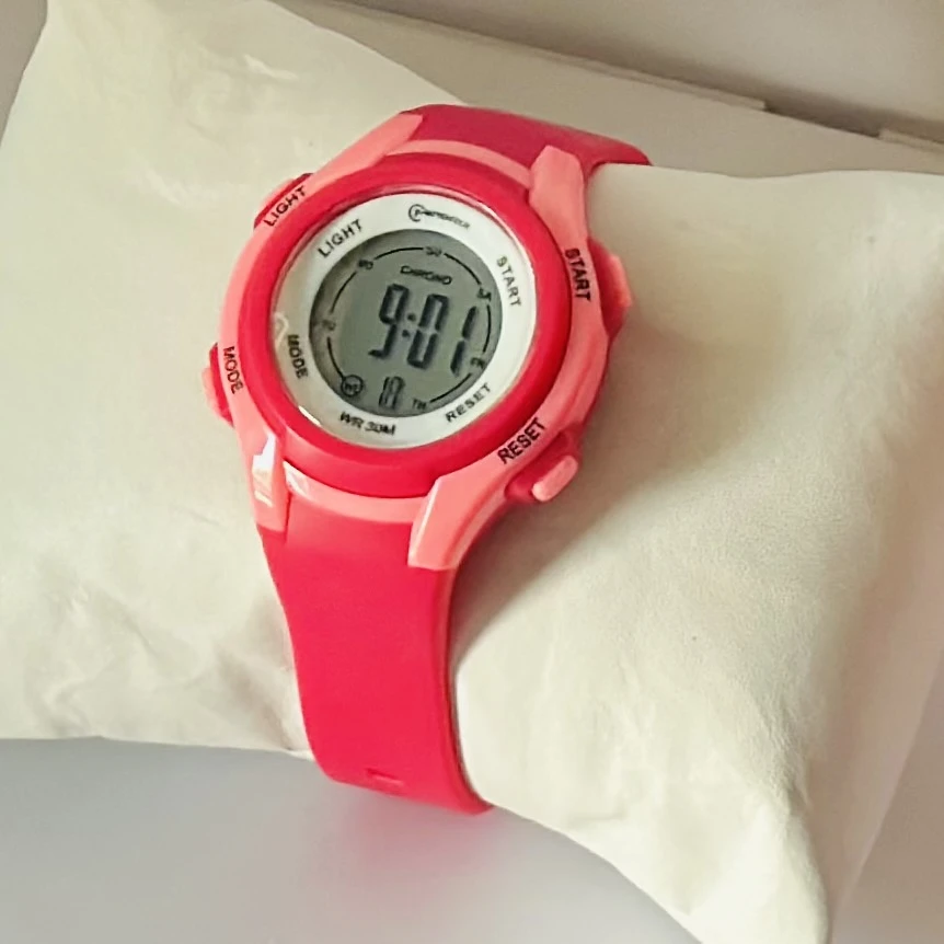 Mingrui analog watch with an asymmetric, "melted" dial and black silicone strap.