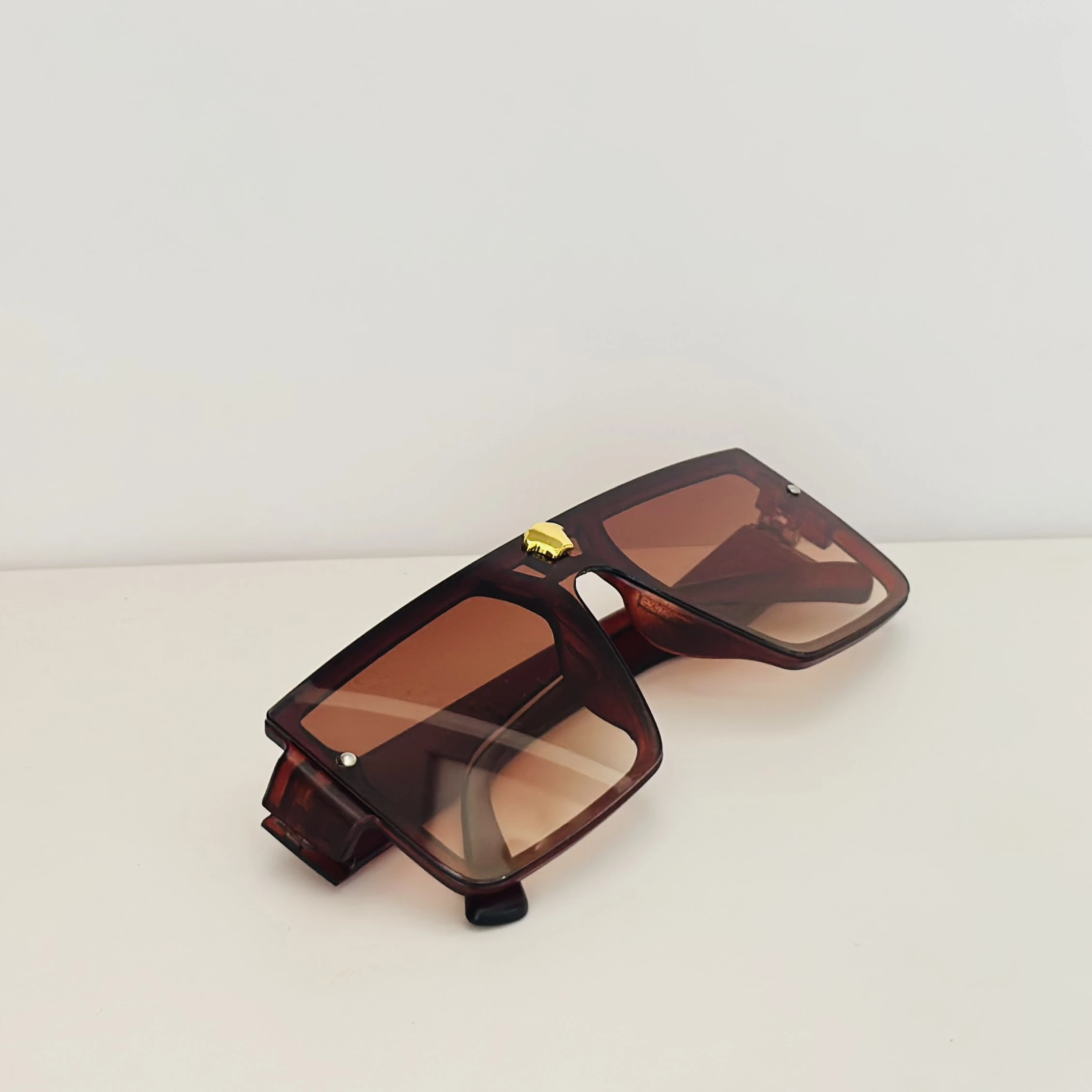 Brown oversized flat-top sunglasses.
