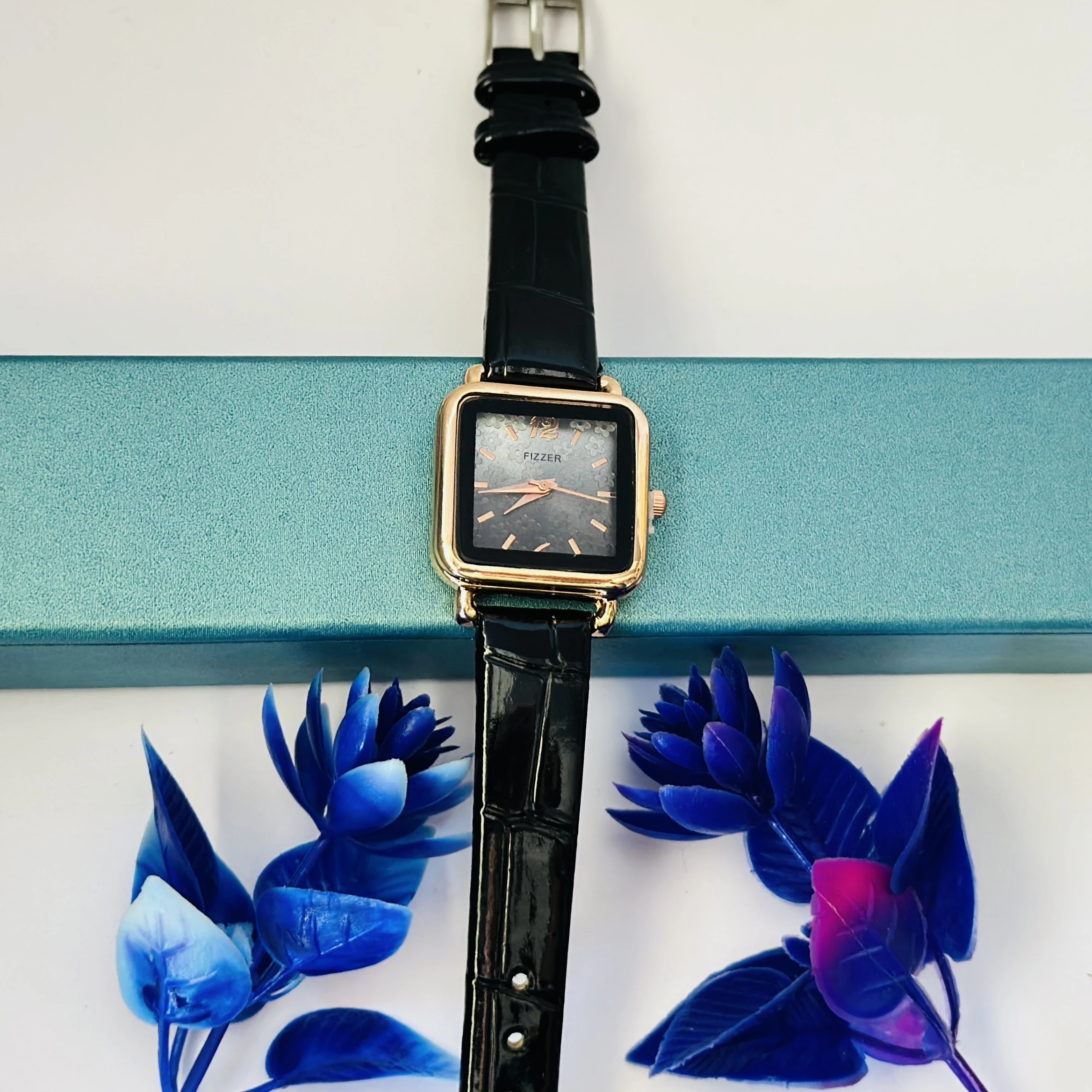 Analog quartz watch for women