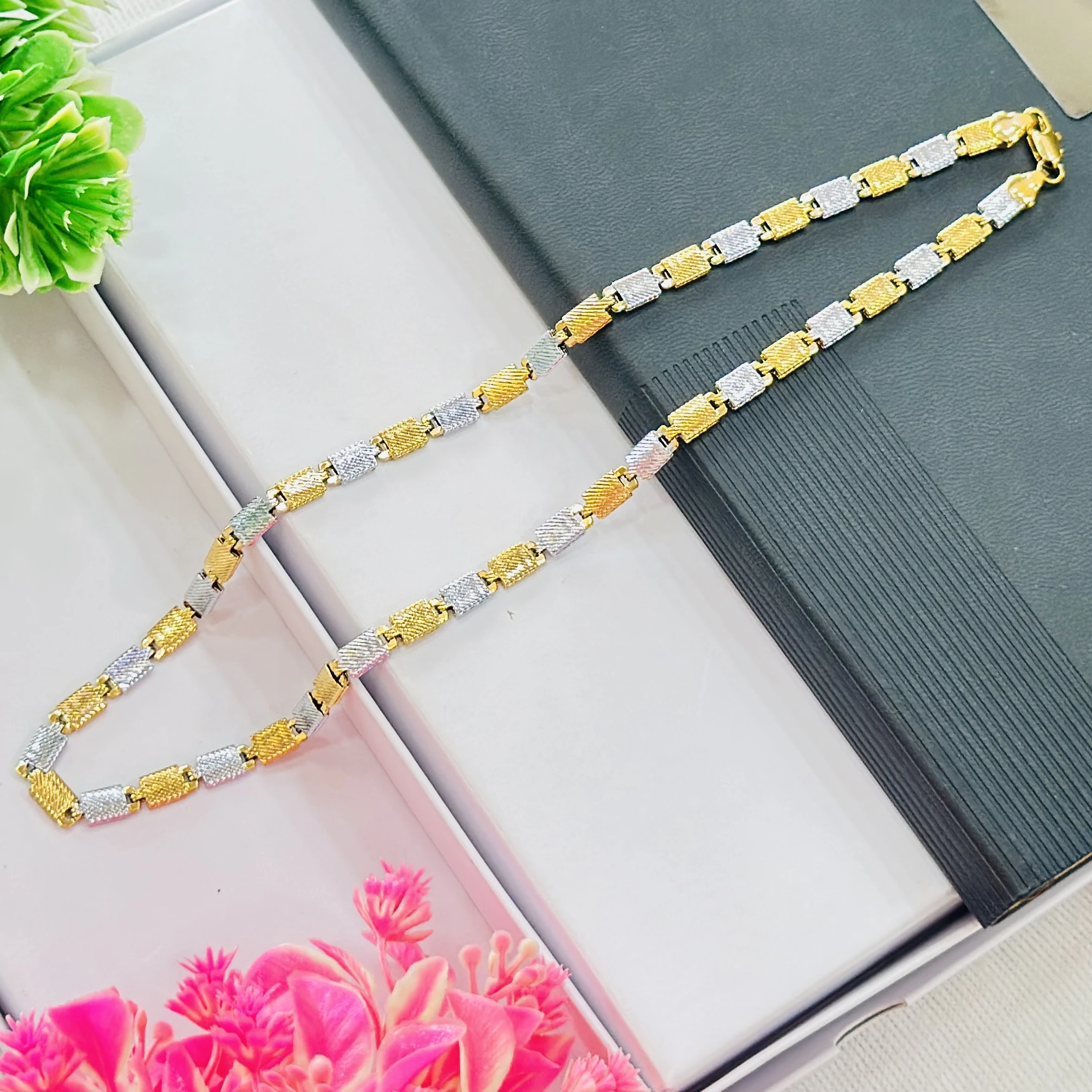Two -tone chain necklace