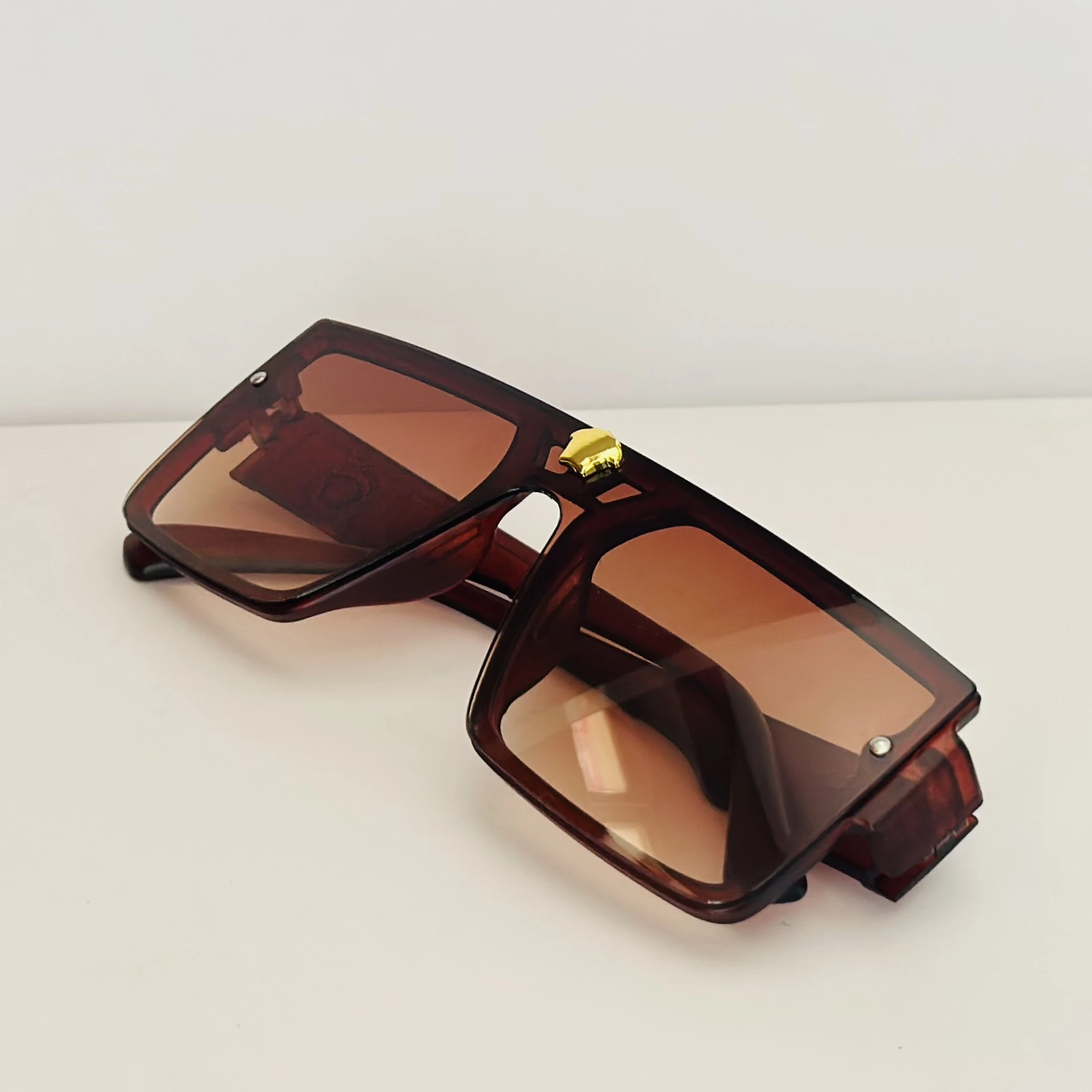 Brown oversized flat-top sunglasses.