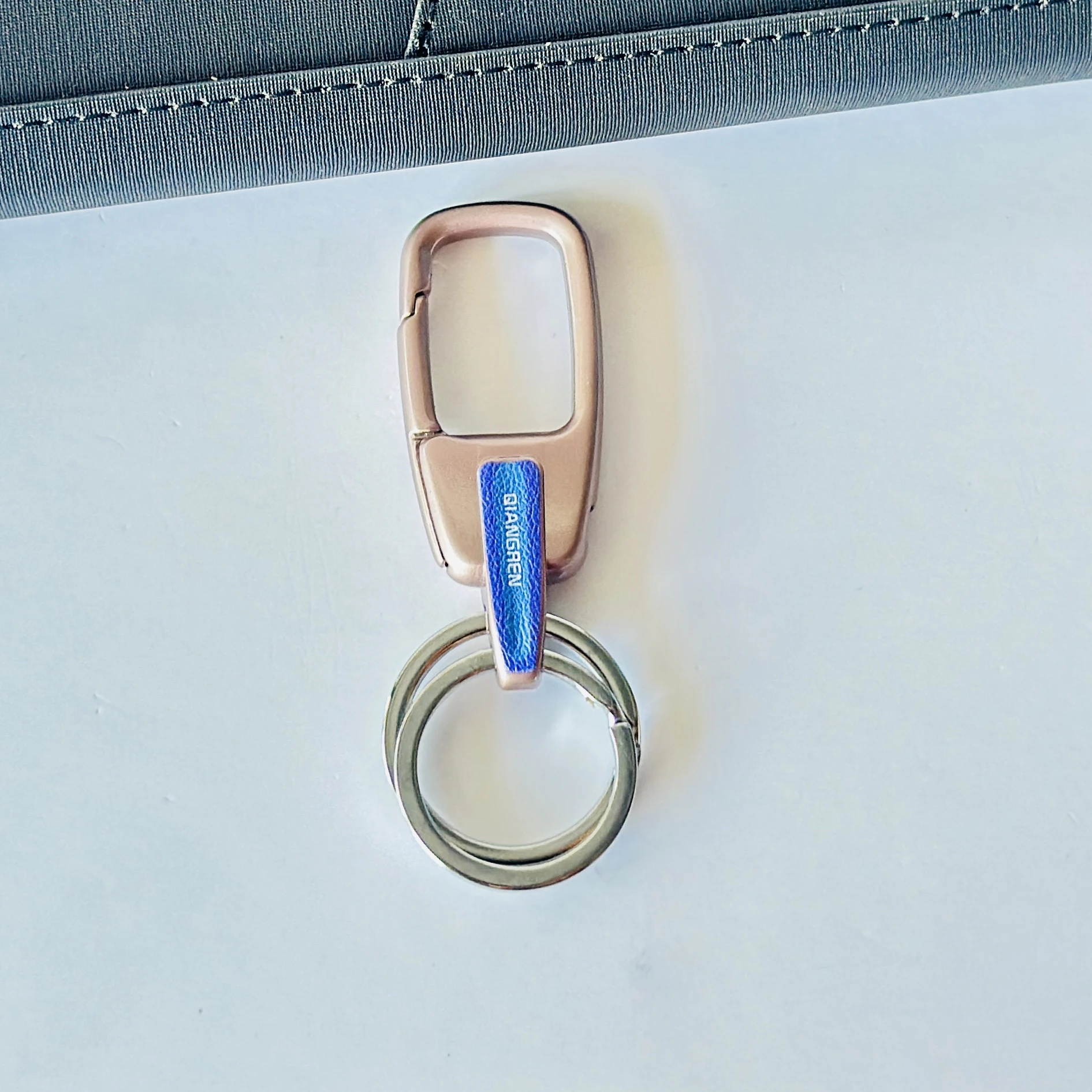 Omuda stylish carabiner keychain