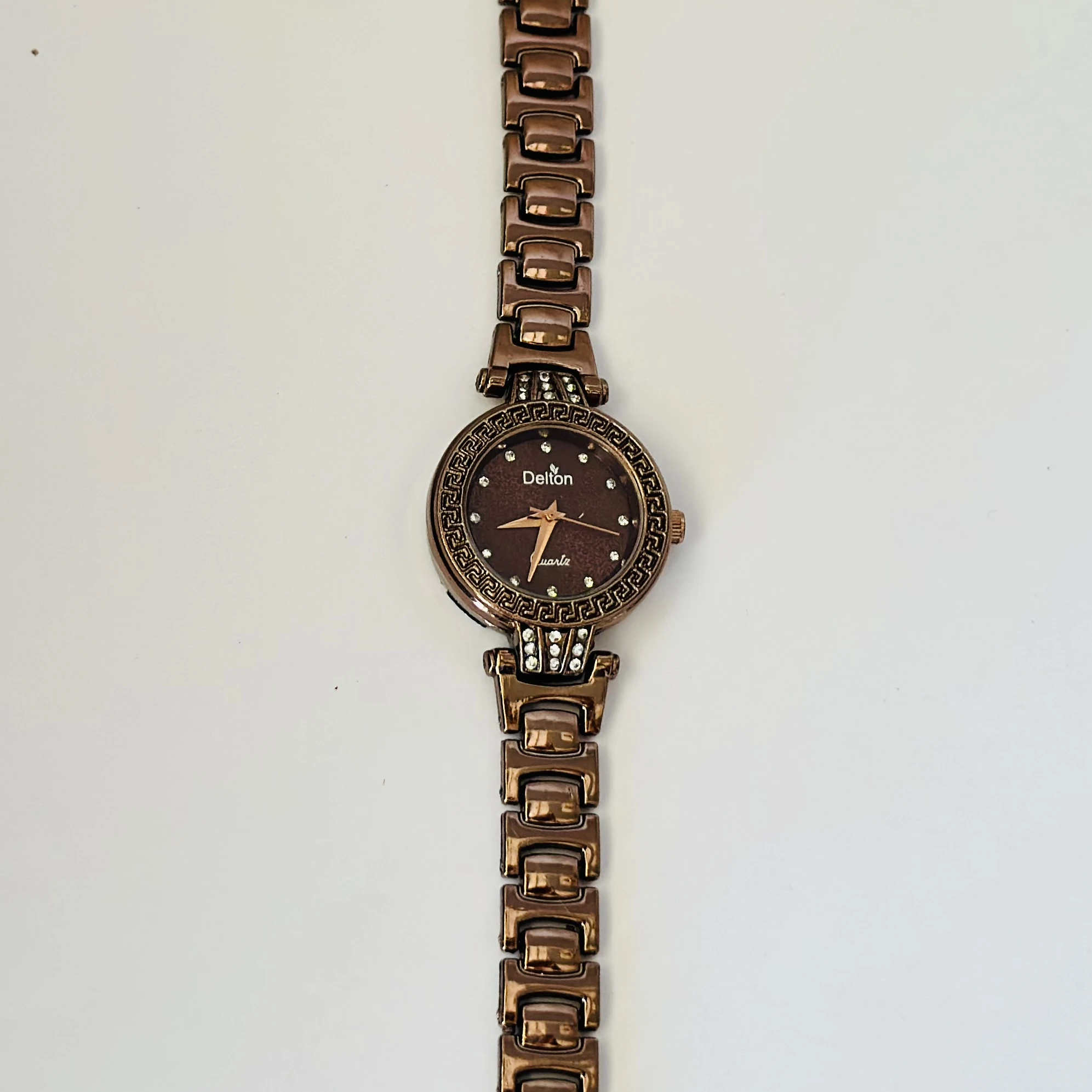 Quartz analog watch for women