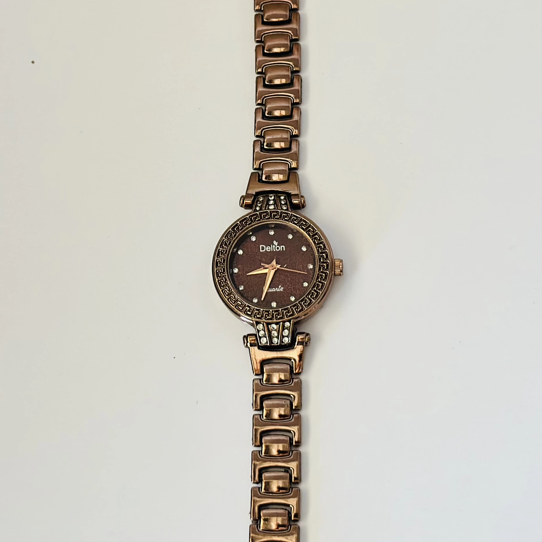 Quartz analog watch for women