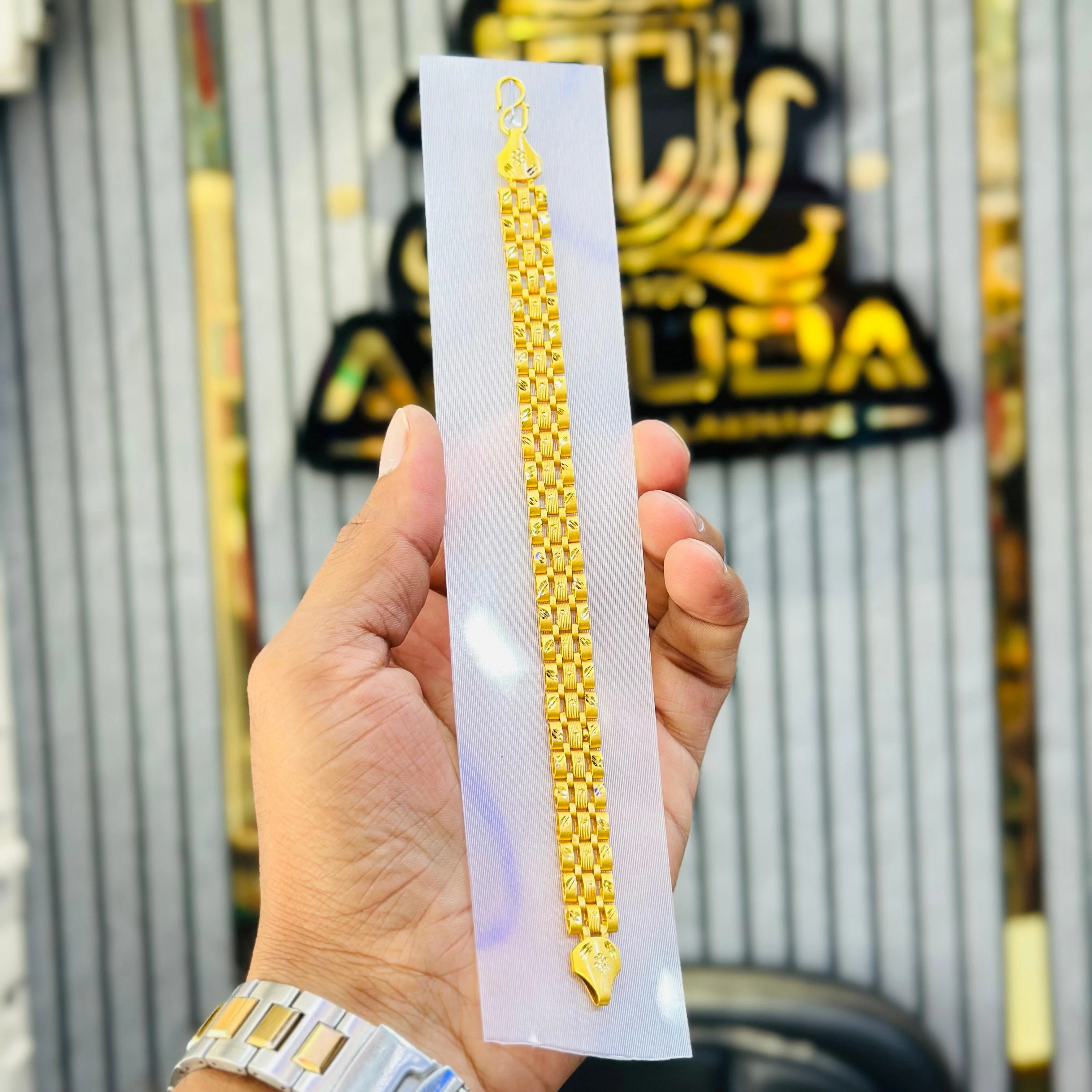 Men’s gold-plated link bracelet.