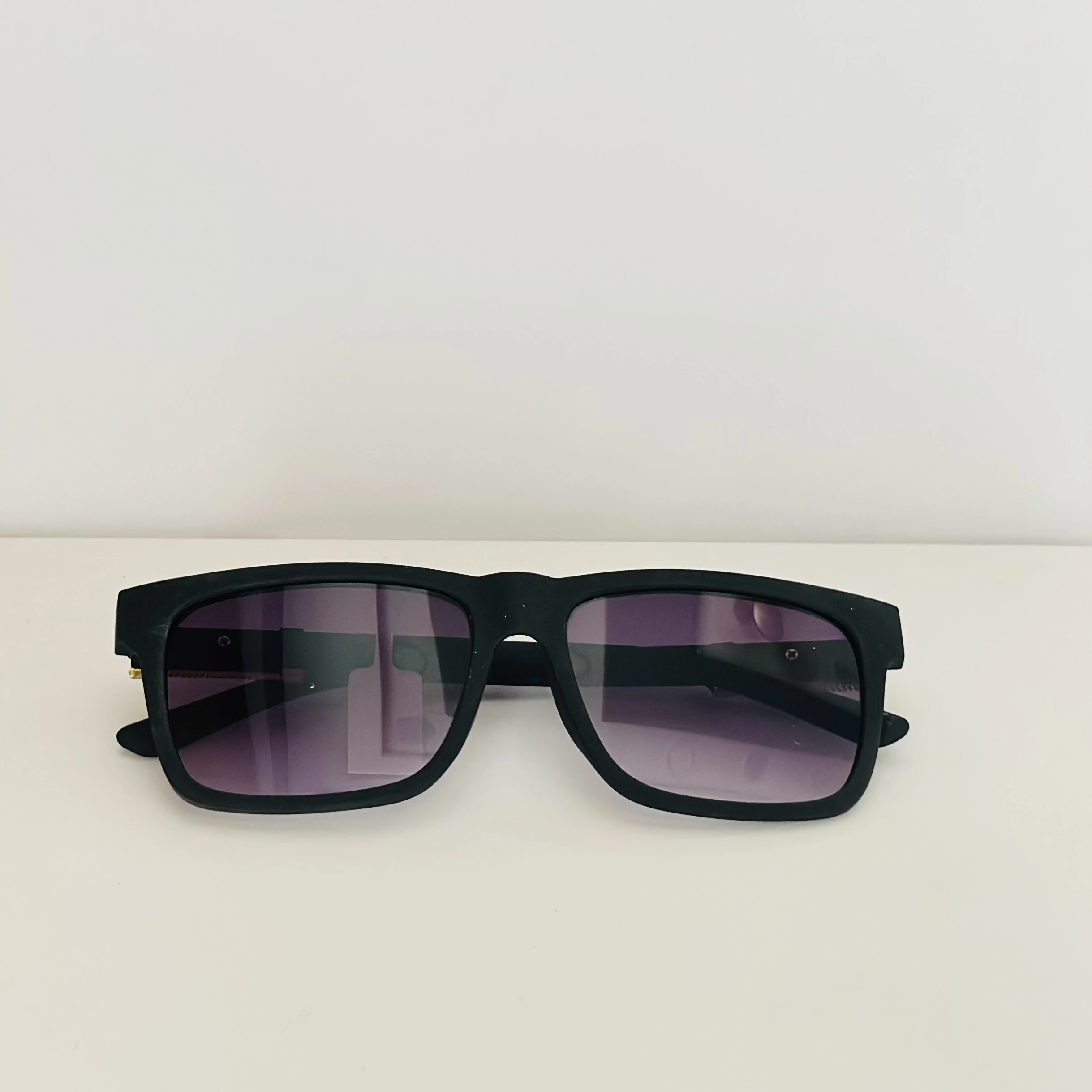 Retro horn-rimmed square sunglasses