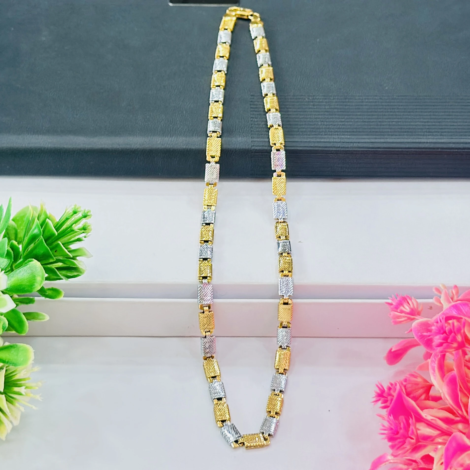 Two -tone chain necklace
