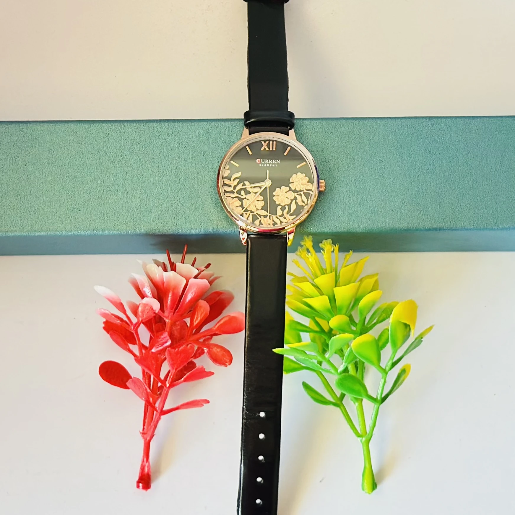 Quartz analog watch for women