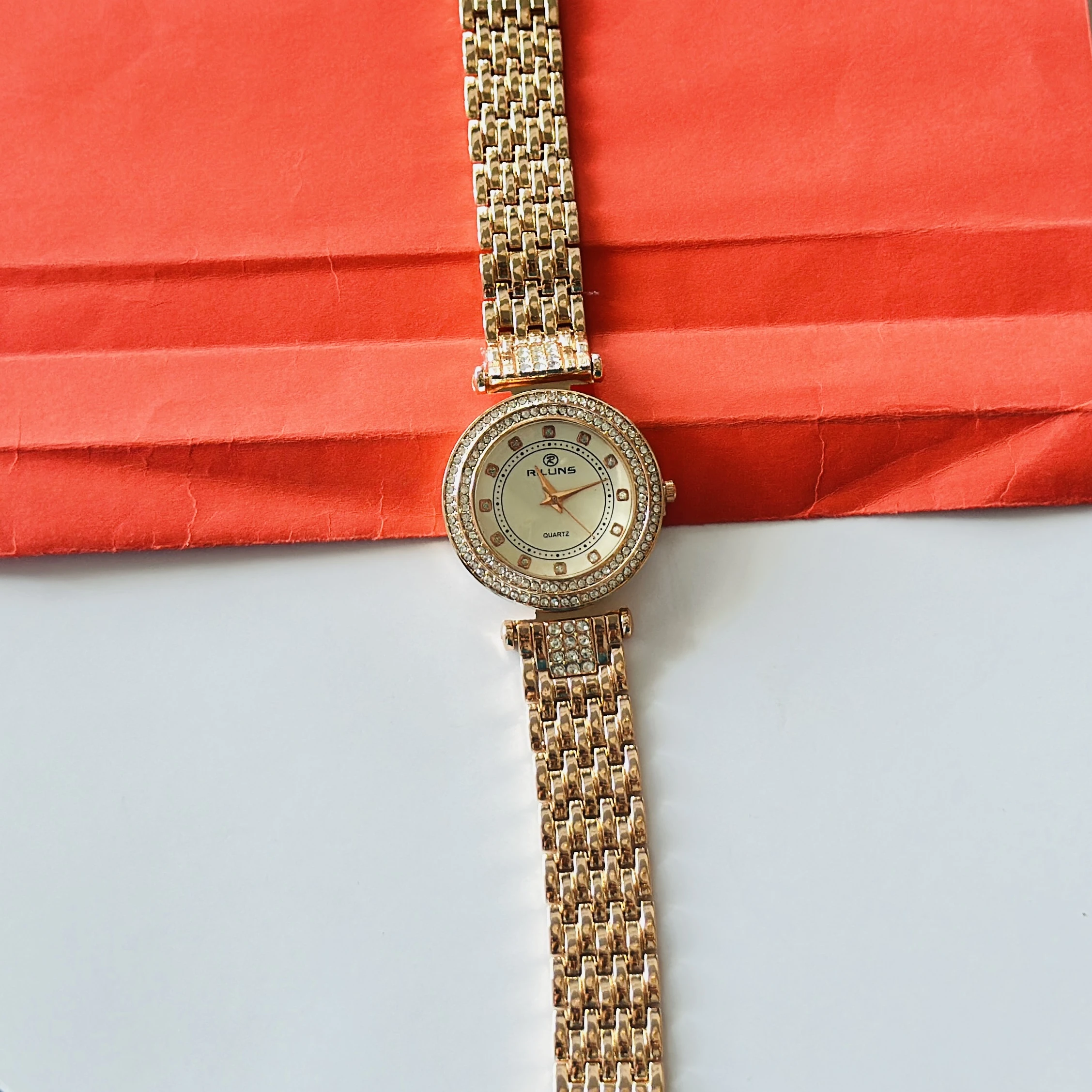 Quartz women's watch in a rose gold tone