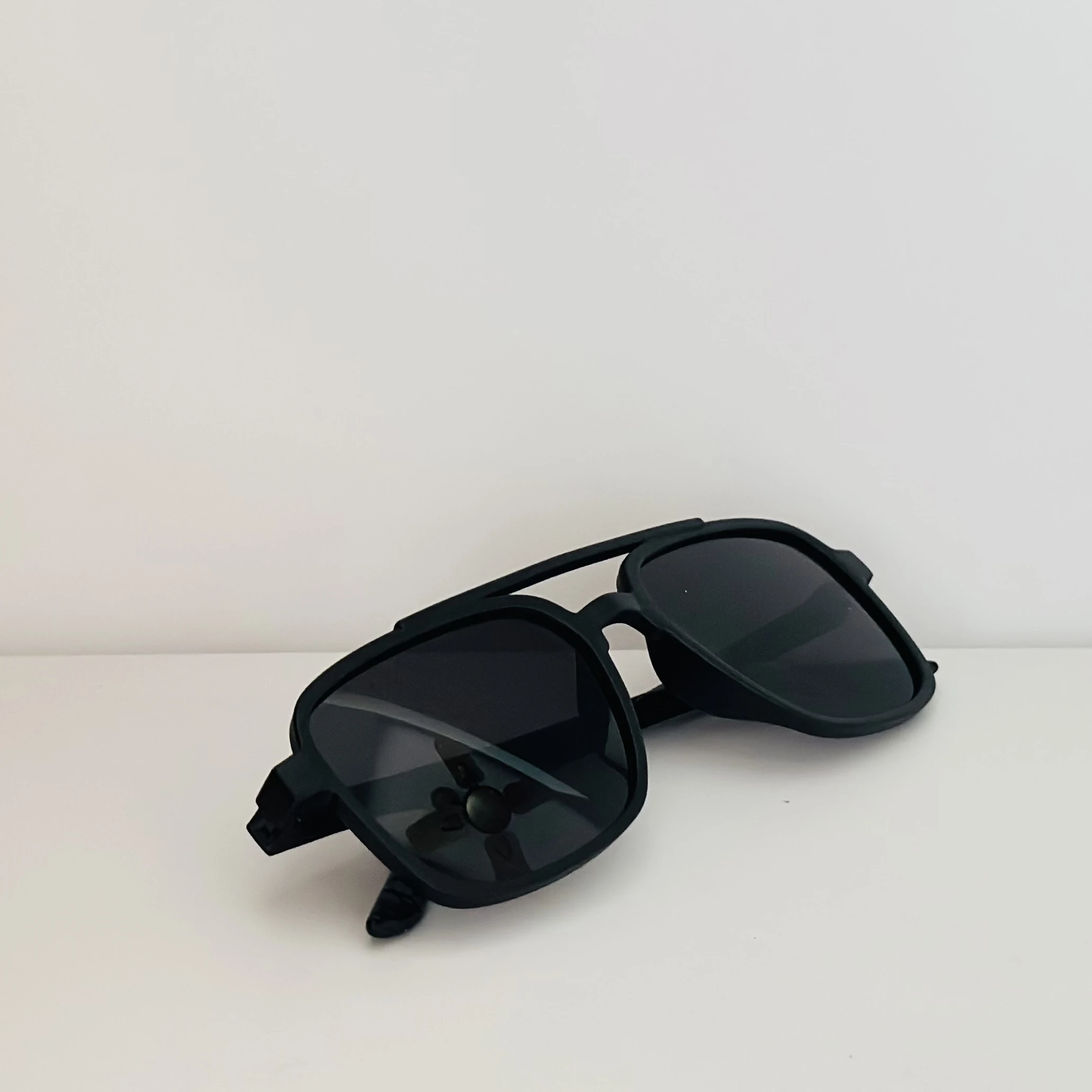 Vincent Chase black round sunglasses.