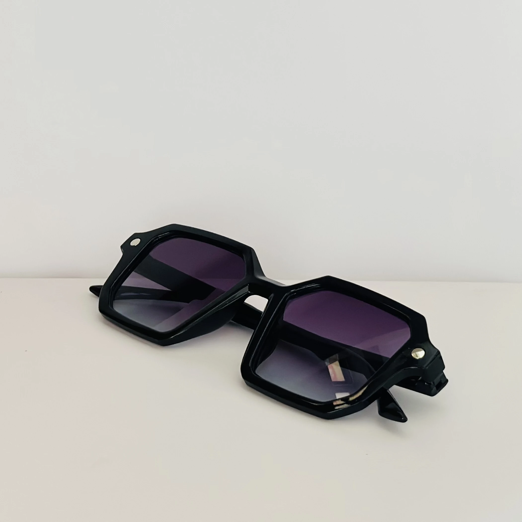 Square shaped, black, unisex sunglasses with UV-protected lenses