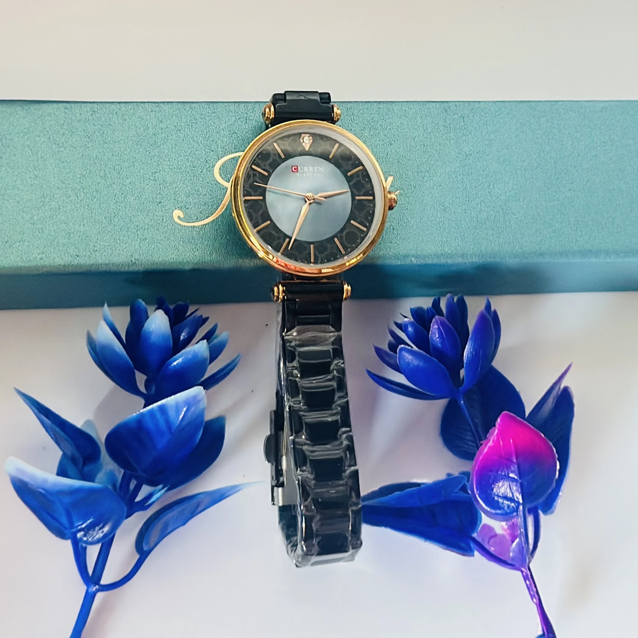 Curren 9072 women's analogue watch
