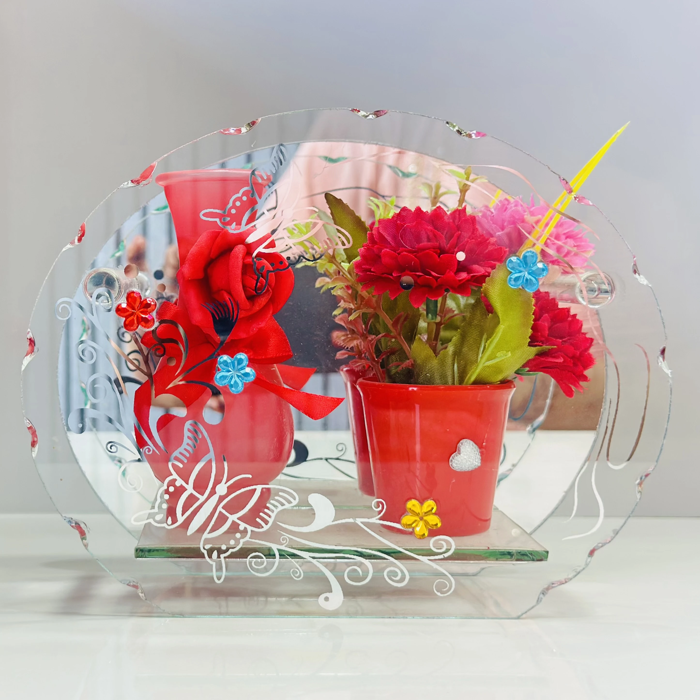 decorative glass showpiece with a reflective mirror.(SKU-QIB3WK)