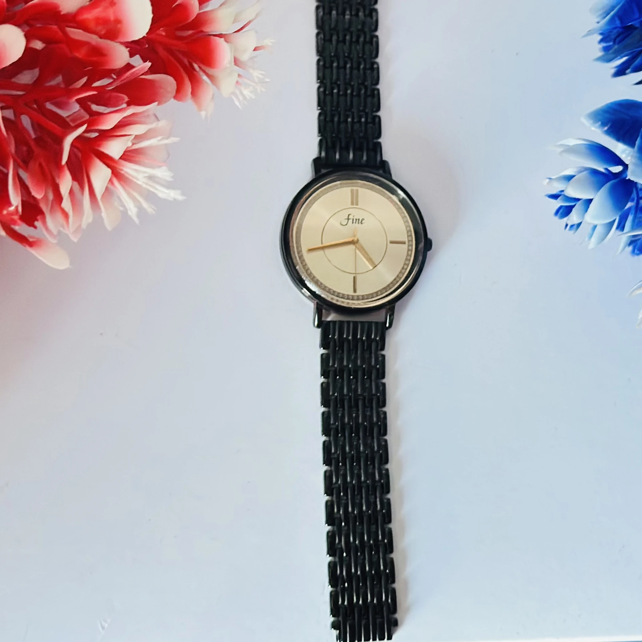 Analog quartz watch for women