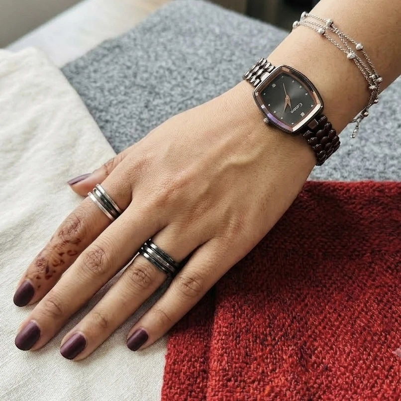 Dark  metallic bracelet analog watch