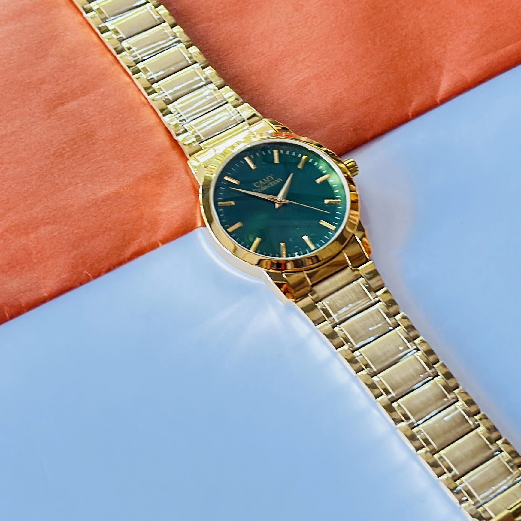 Gold coloured analogue watch for man’s