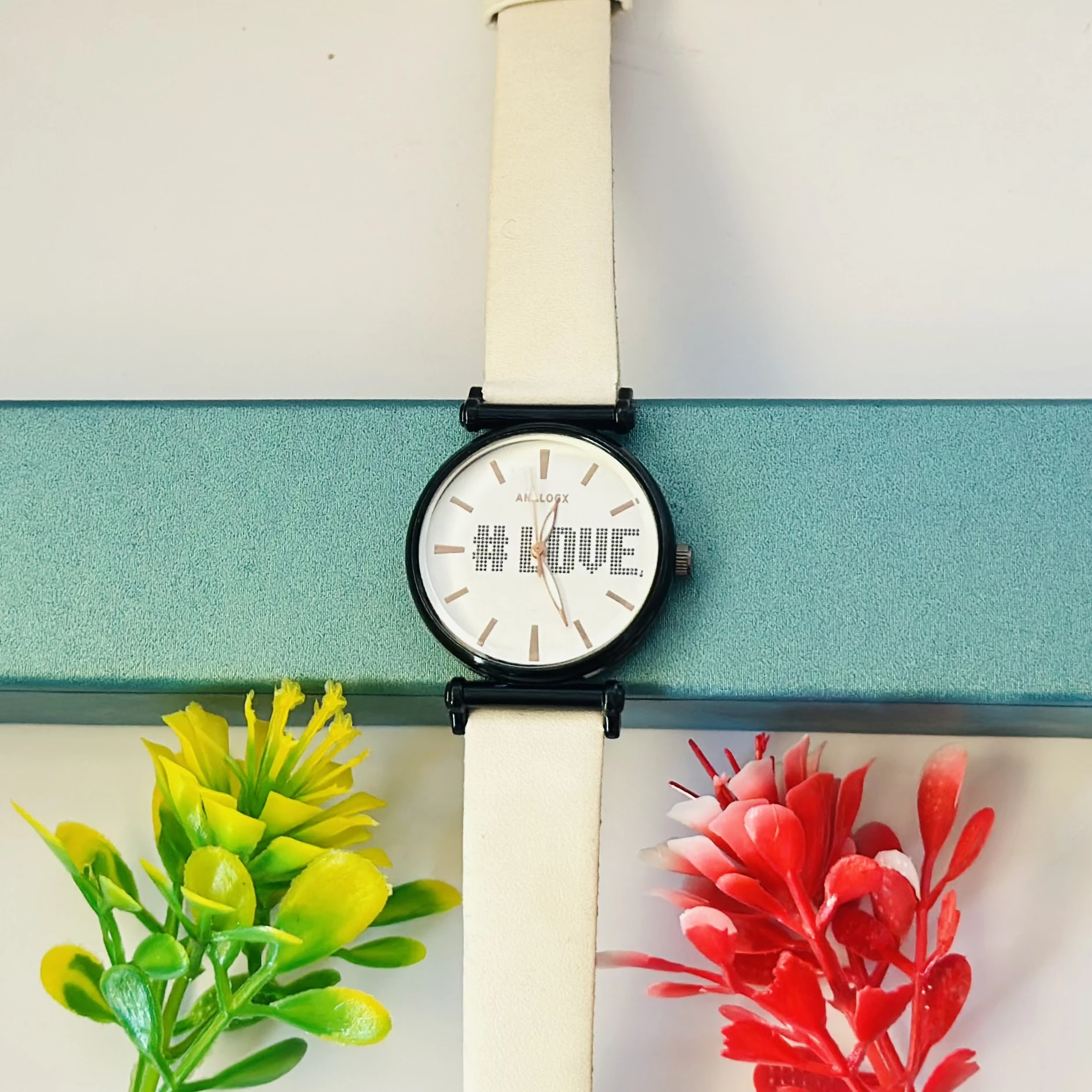 Analog quartz watch for women