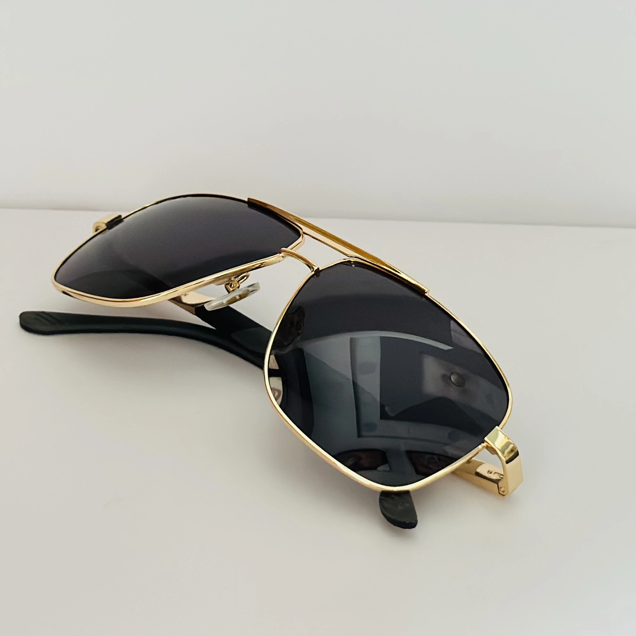 Ray-Ban RB3025 Aviator Classic sunglass with a gold frame and dark lenses.