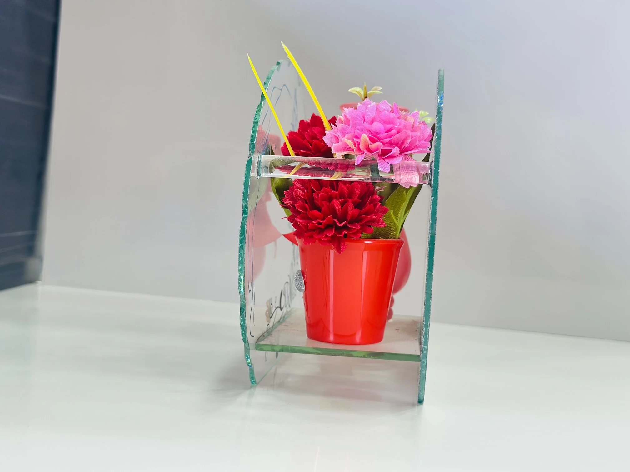 decorative glass showpiece with a reflective mirror.(SKU-QIB3WK)