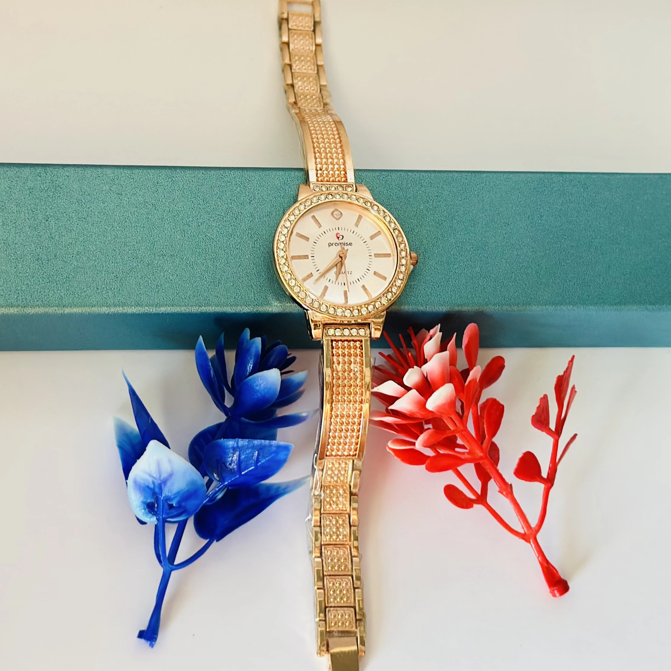 Gold -tone women's analog watch