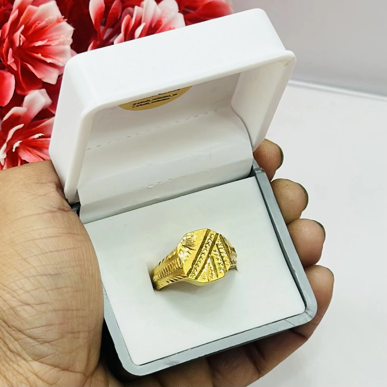 22k yellow gold men's ring with a classic design featuring engraving details.