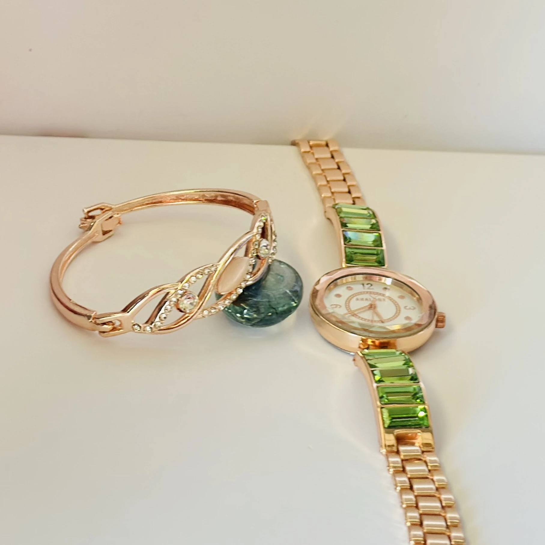 Analog watch with a bracelet set