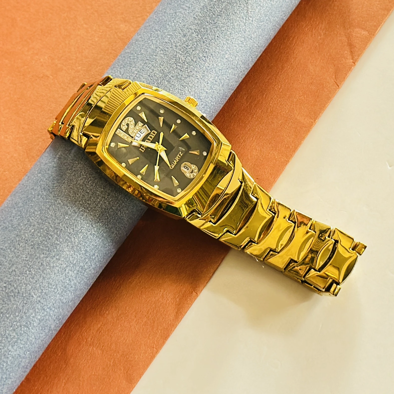 Gold toned men's quartz analog watch