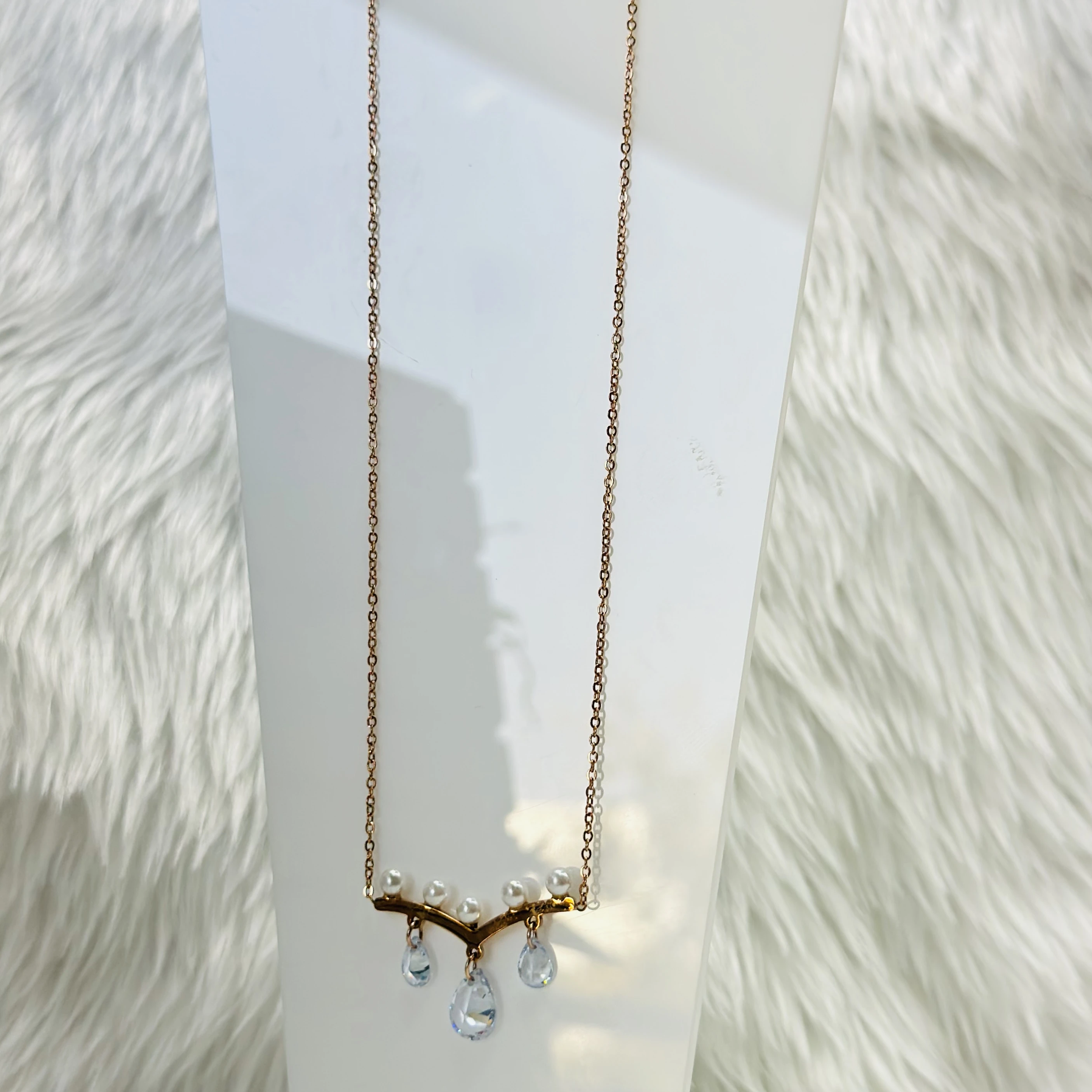 Rose gold-plated V-shape chain pendant