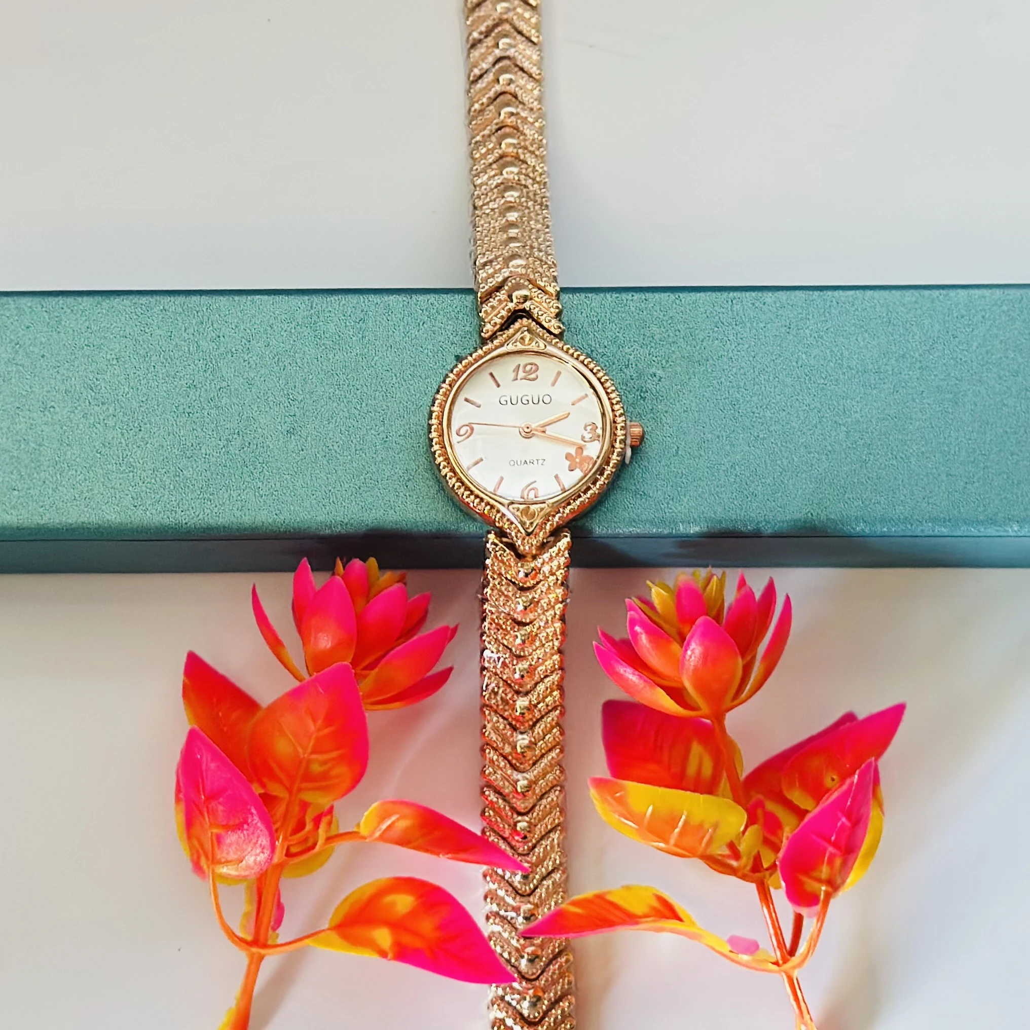 Quartz analog watch for women