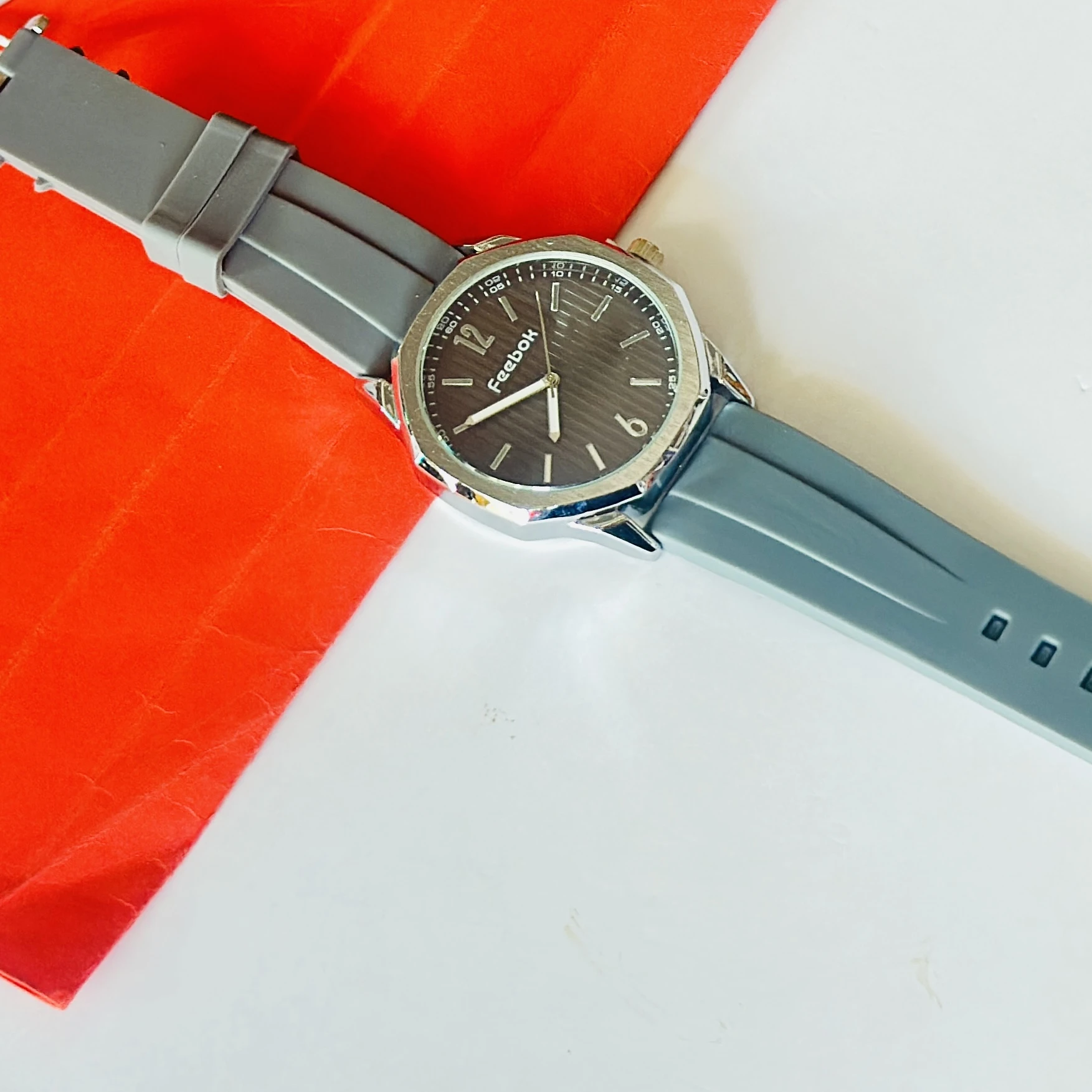Quartz analog watch with a grey silicone strap,