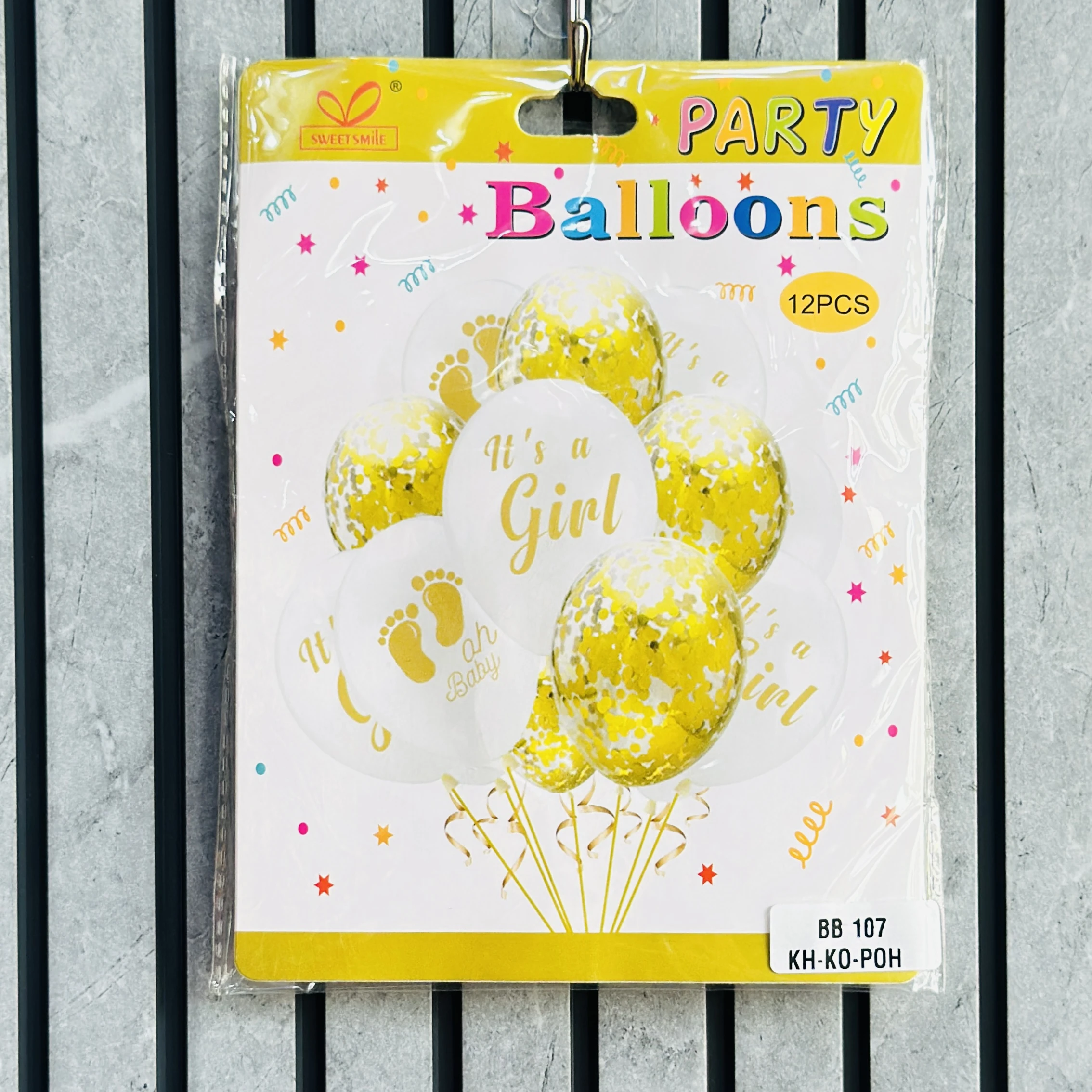 Sweet Smile "It's a Girl" baby shower balloon set.