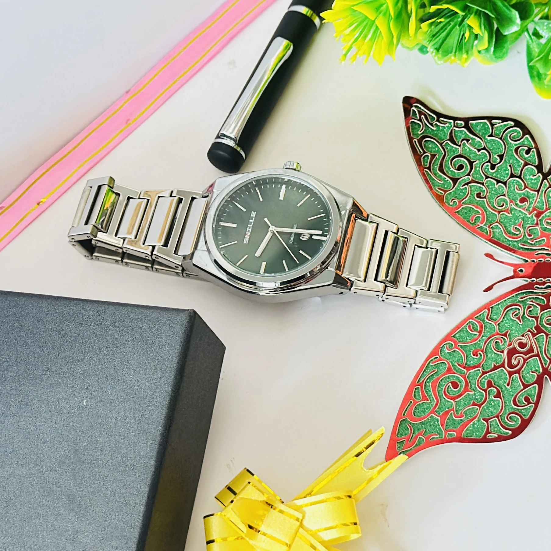 Snille brand analog wristwatch