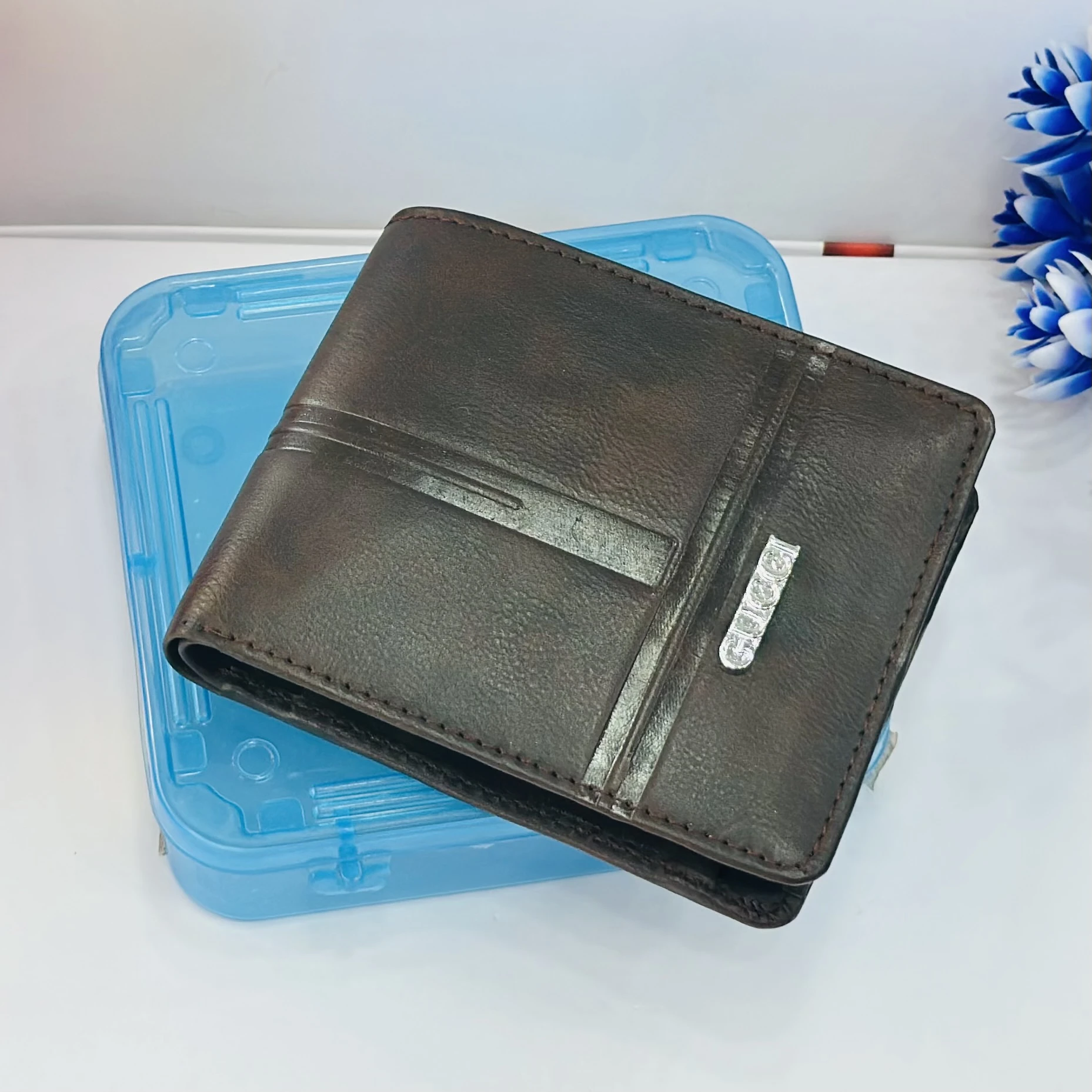 Alvis men's brown artificial leather bifold wallet.