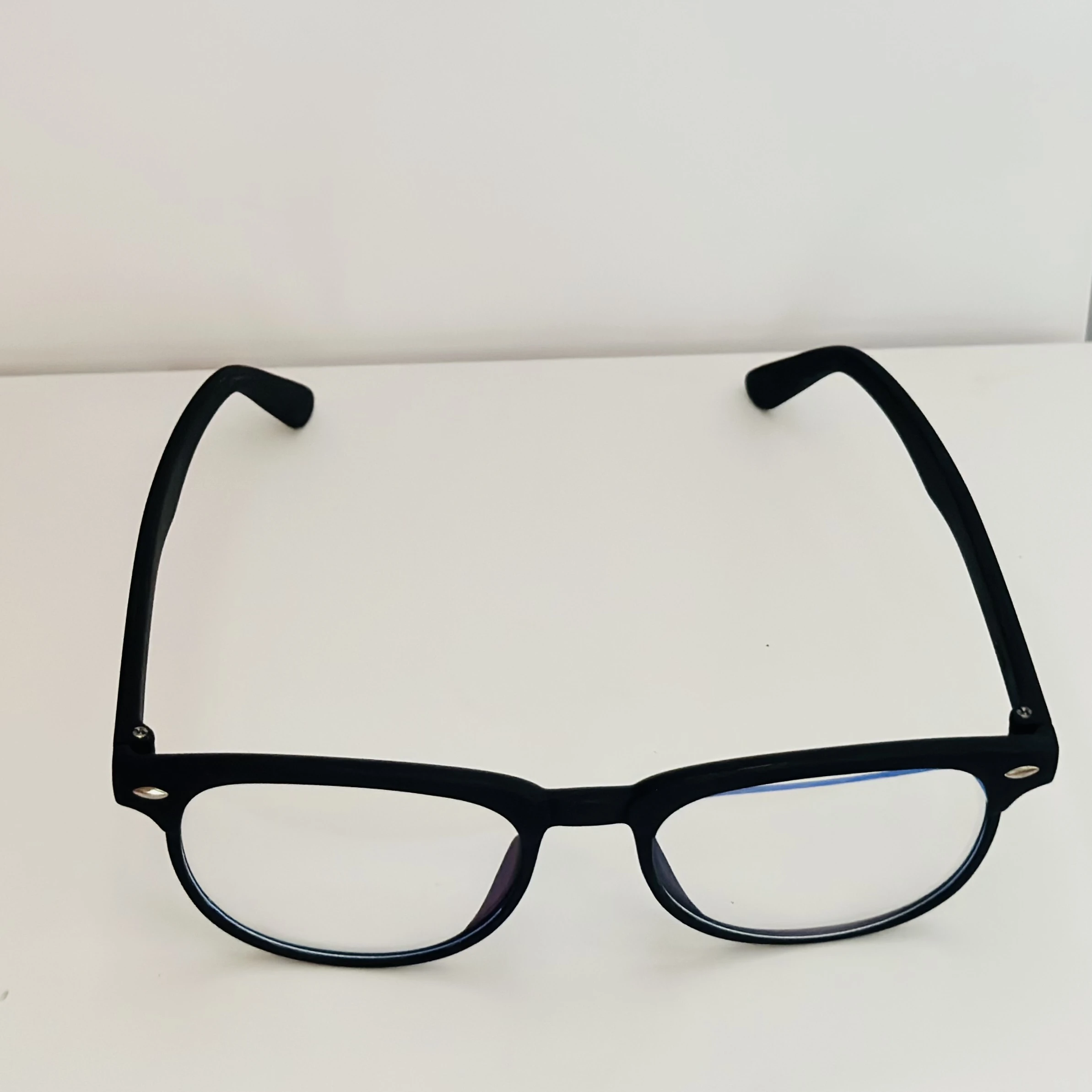 Black round-frame Saintimo Valtina blue light blocking computer glasses with anti-glare, anti-reflective lenses.