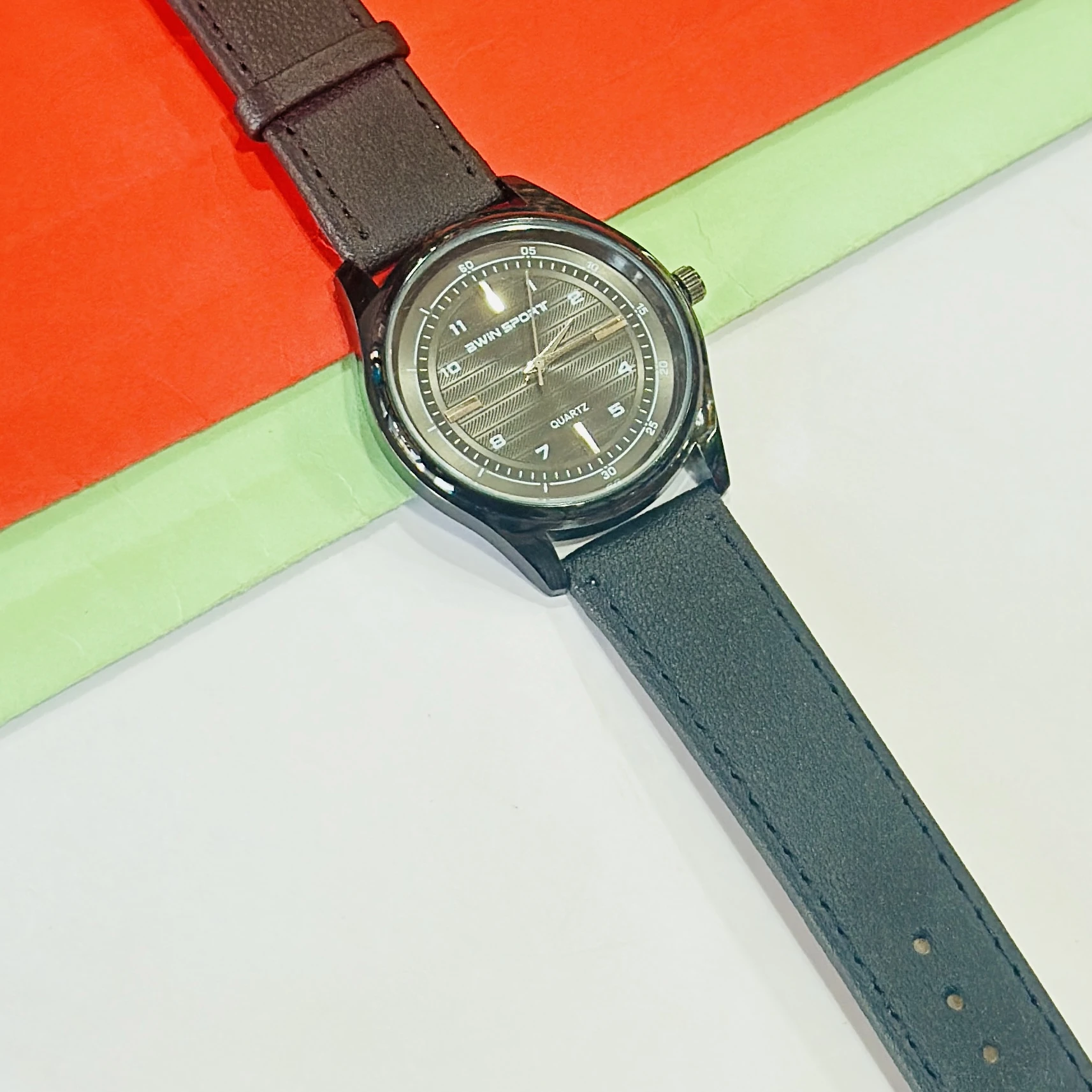 Analogue quartz wristwatch