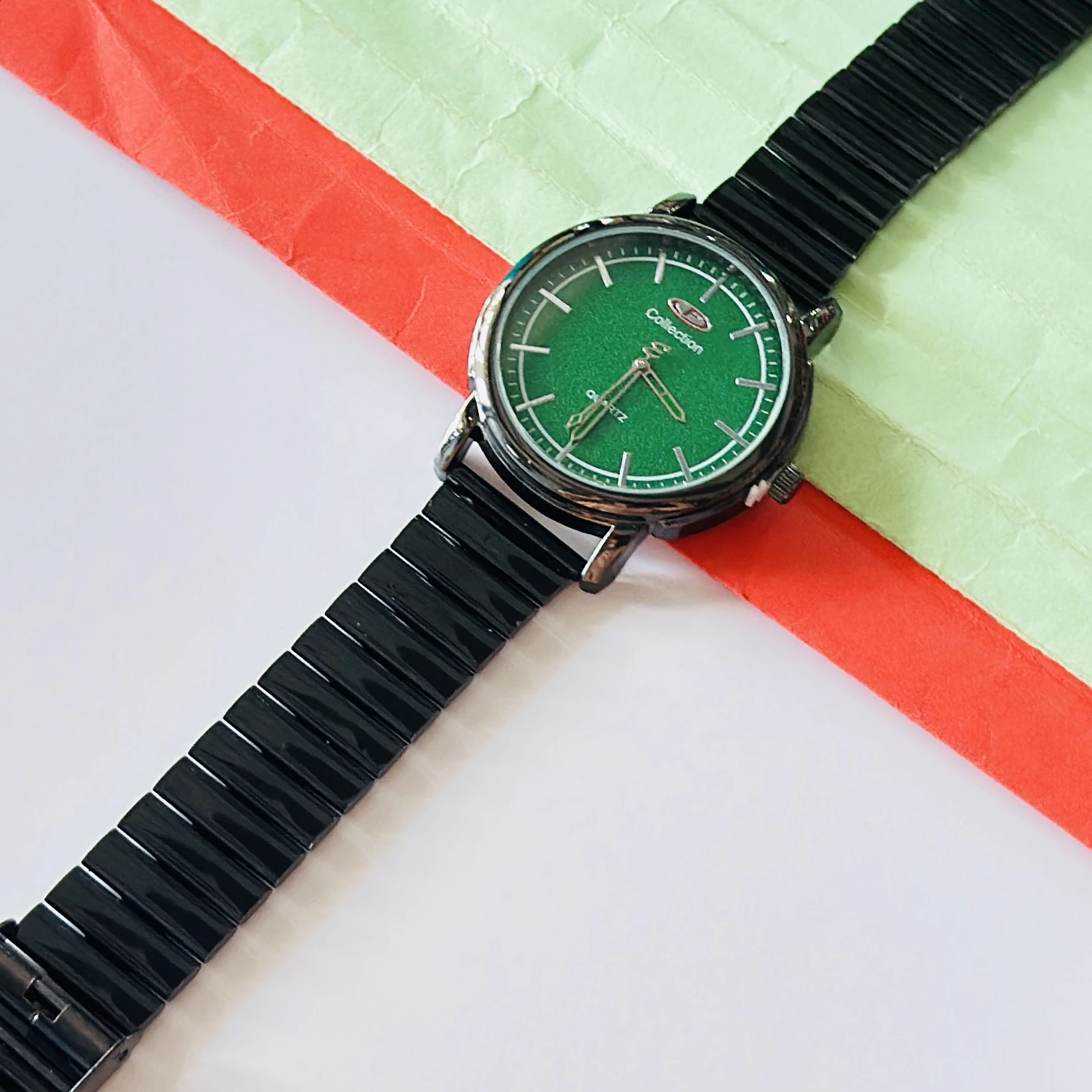 Analogue wristwatch