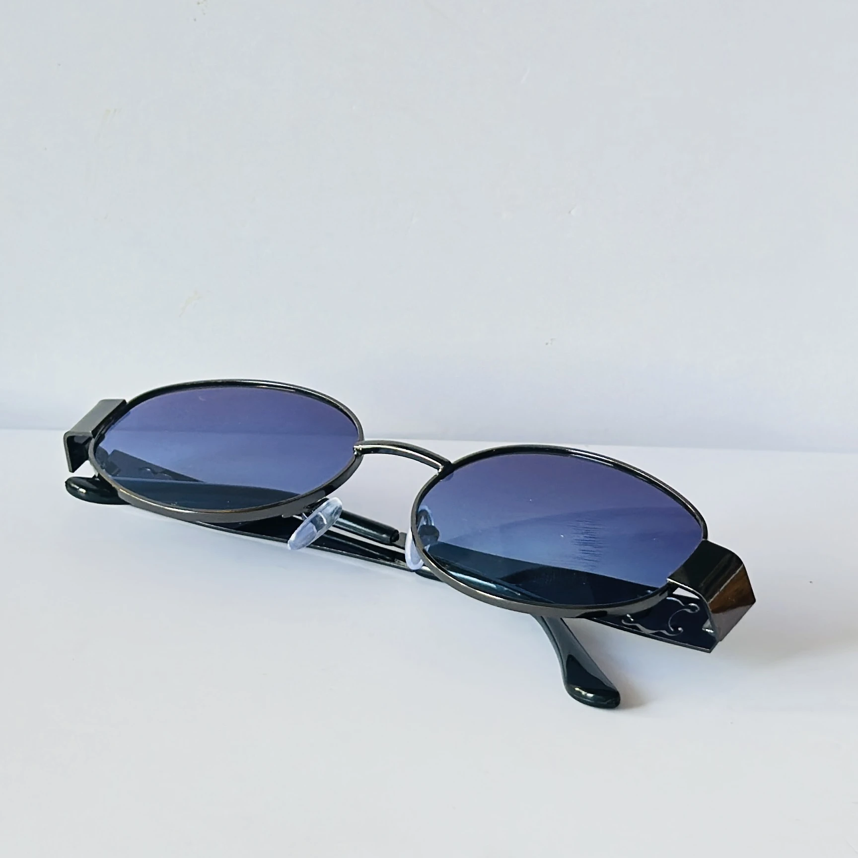 Black metal frame oval sunglasses resemble vintage