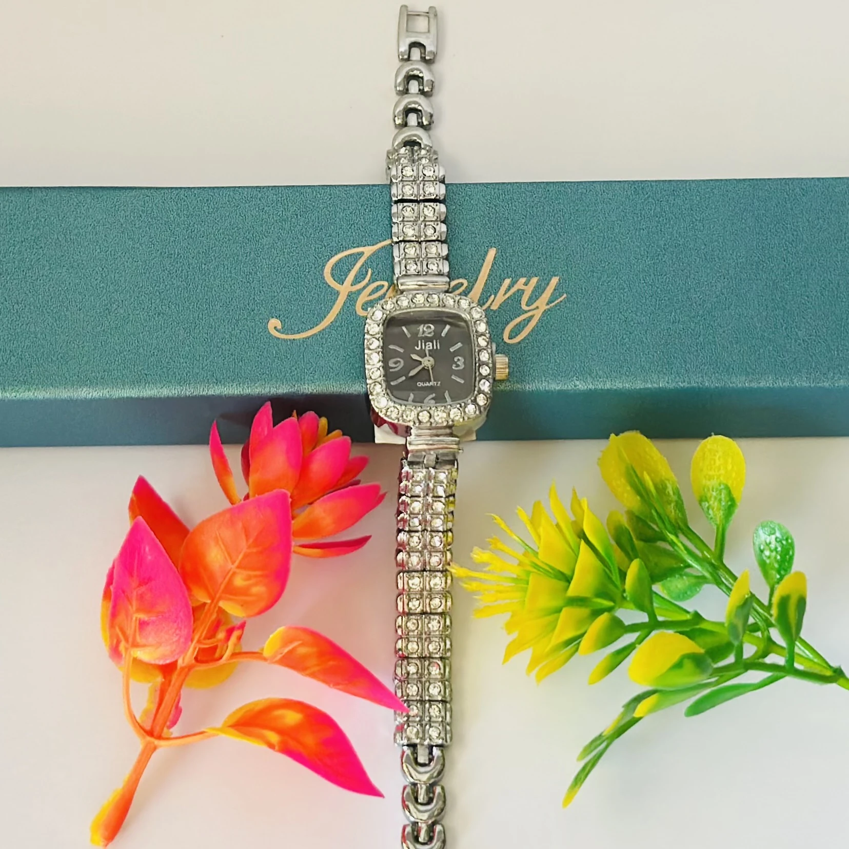 Quartz analog watch for women
