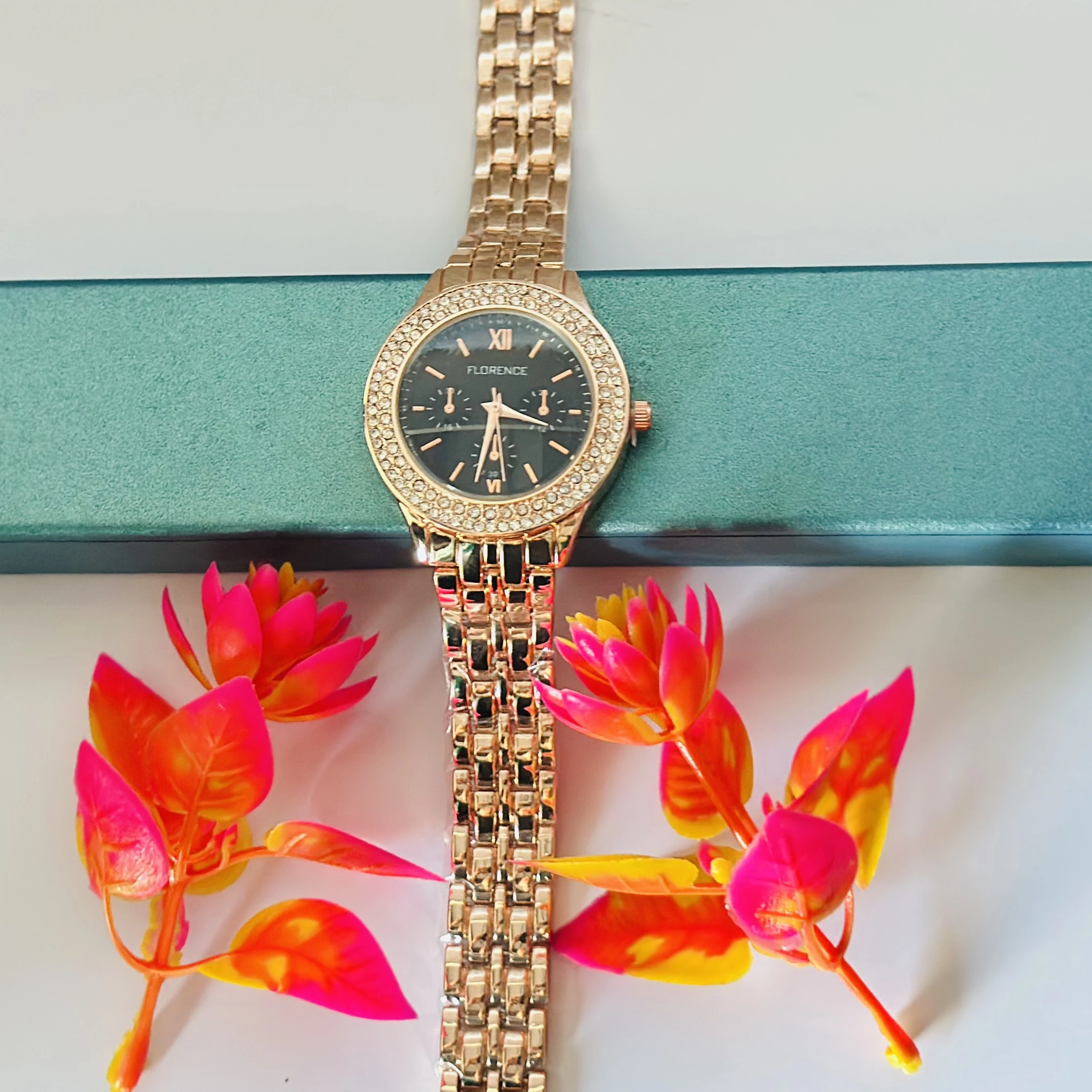 Quartz analog watch for women