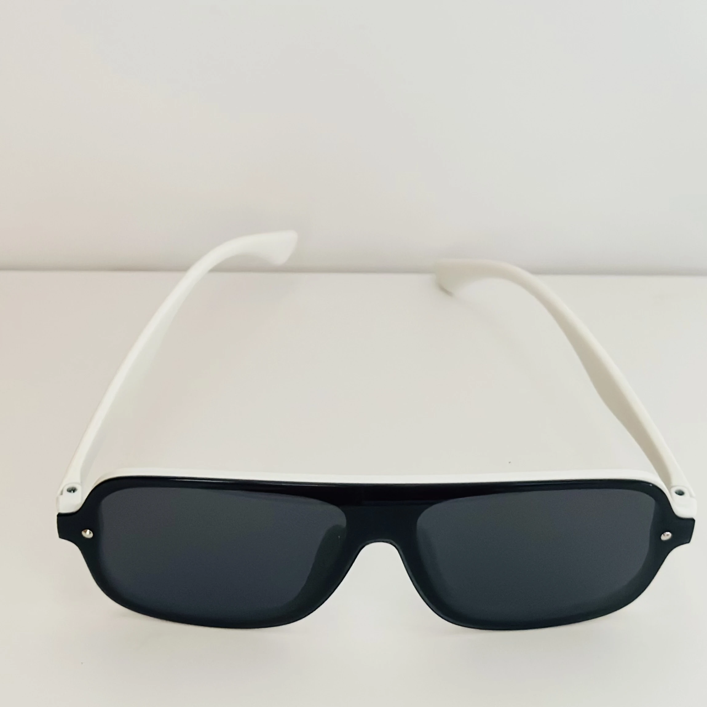 Gucci GG0255S fashion pilot sunglasses in black and ivory acetate with grey lenses.