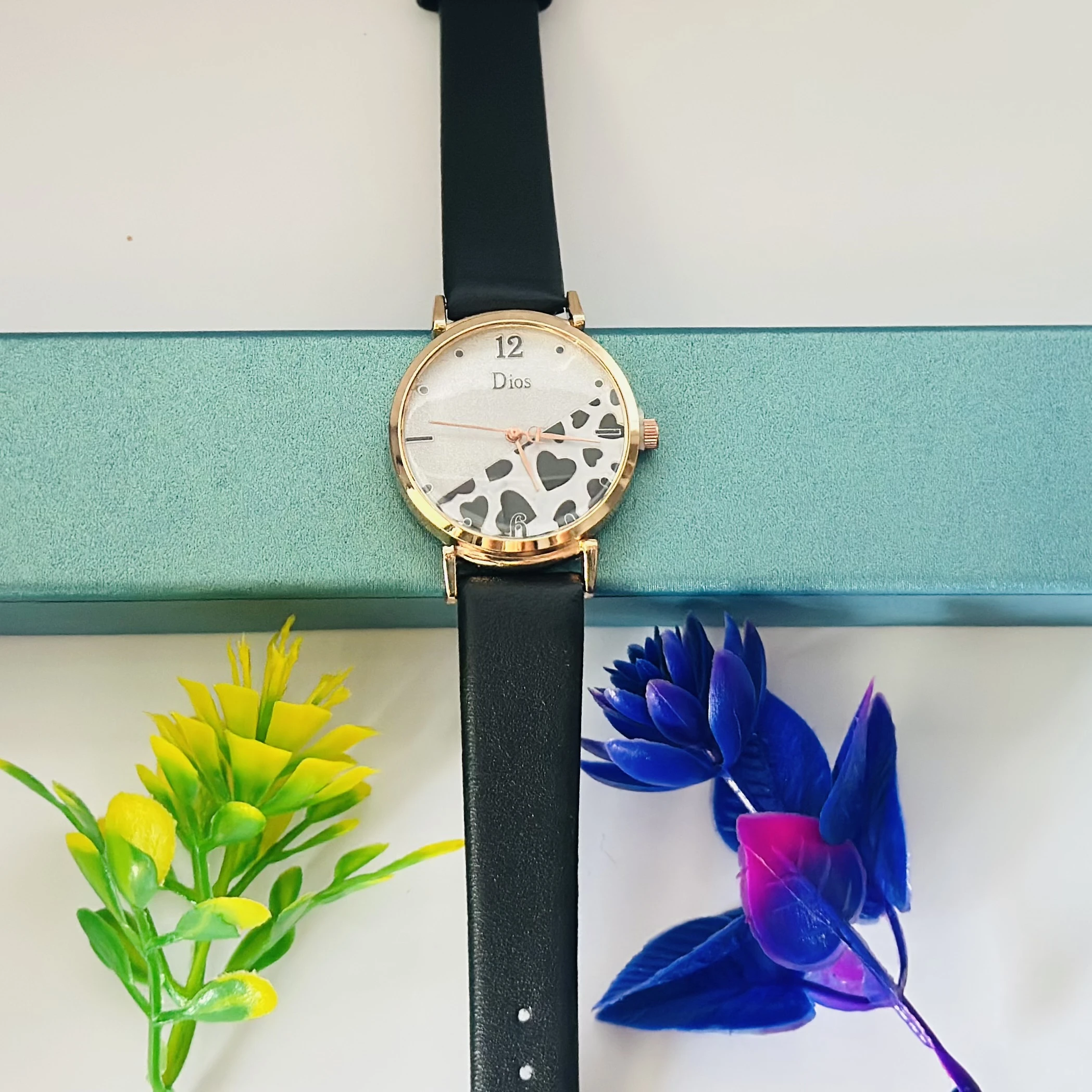 Quartz analog watch for women
