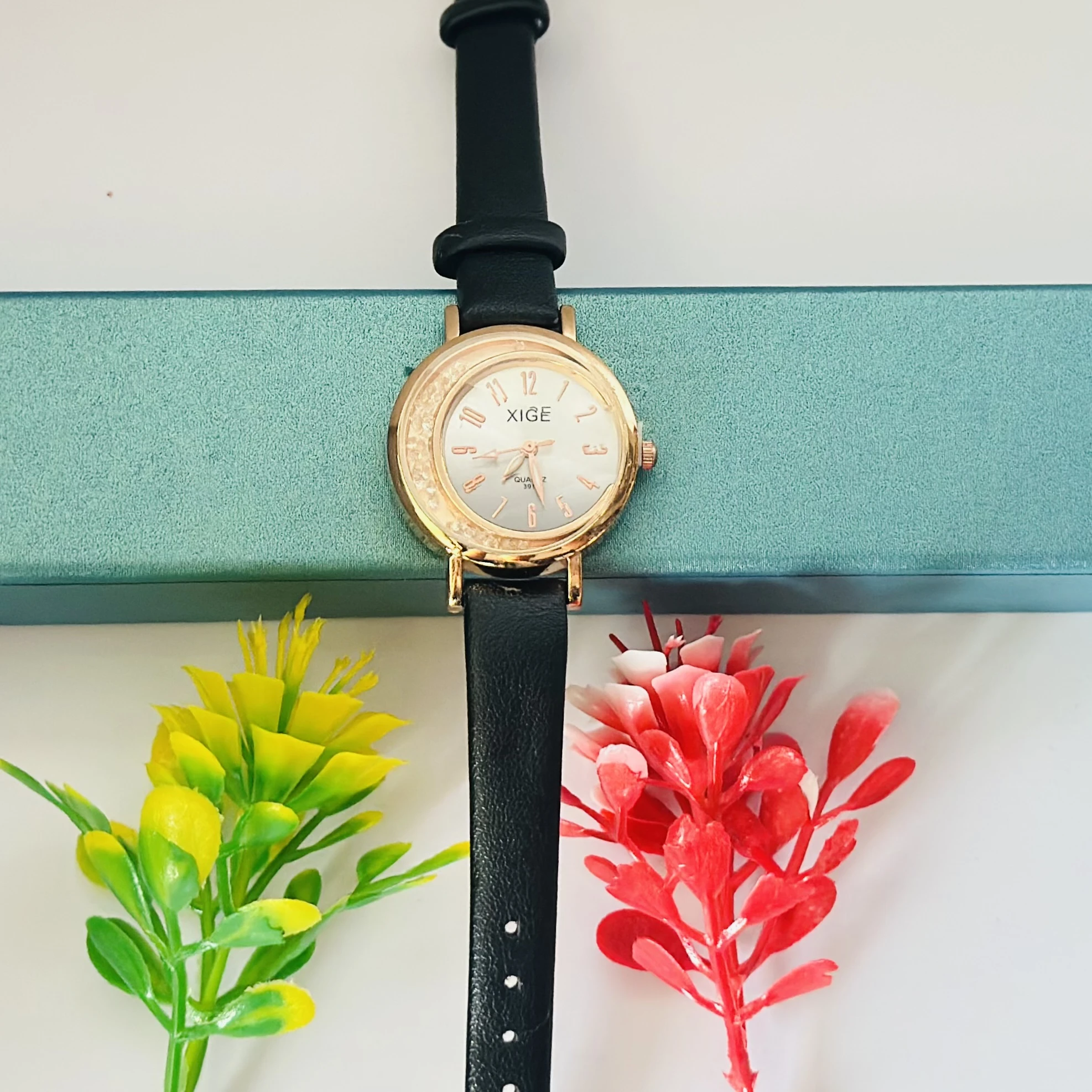 Quartz analog watch for women