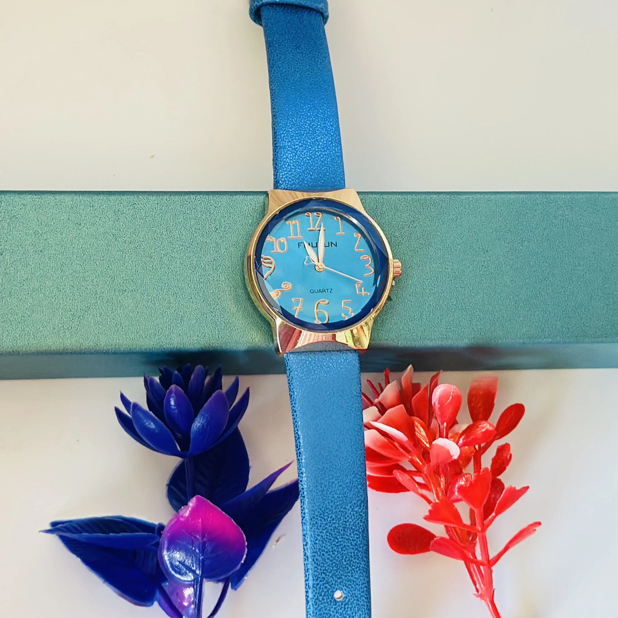 Analog quartz watch for women
